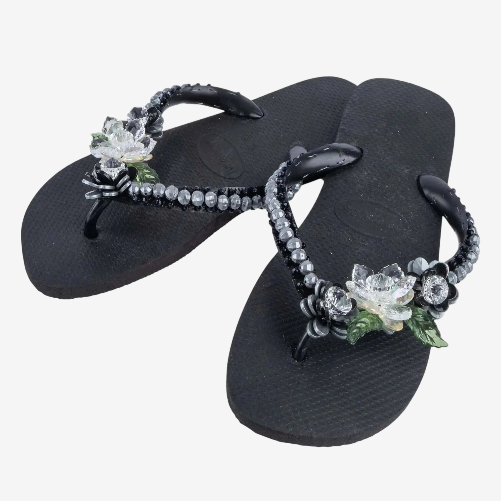 Infradito Havaianas nere decorate a mano con perle antracite e applicazioni floreali di pietre.