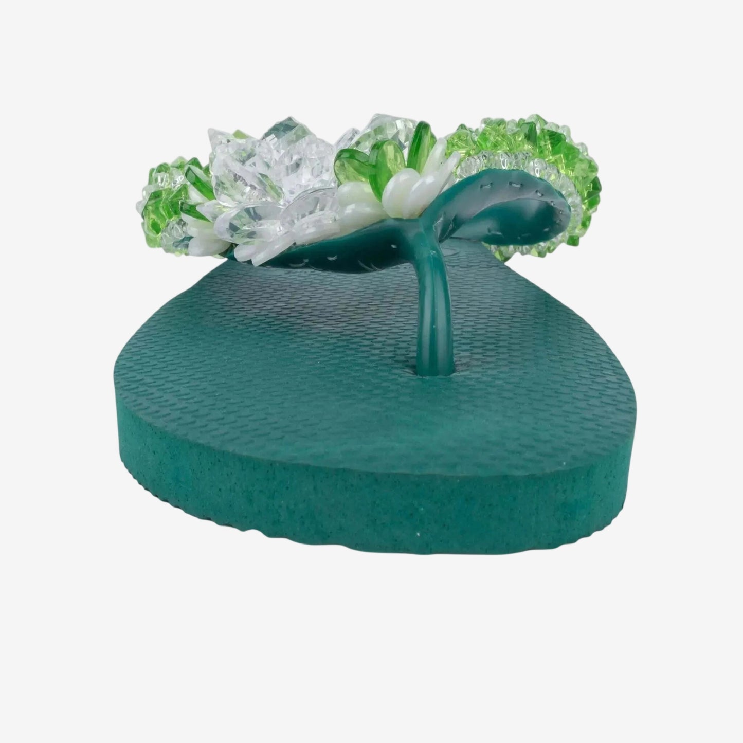 Infradito verde amazonia con decorazioni di pietre preziose ricamate a mano sulla fascia.