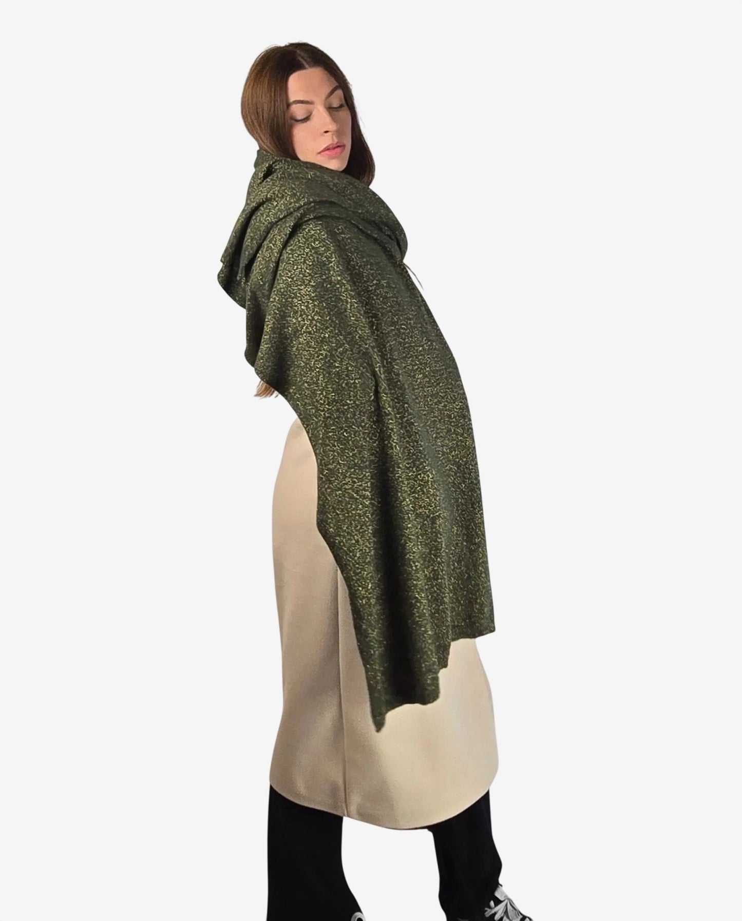 Sciarpa da donna in lana merino e cachemire verde con riflessi lurex.