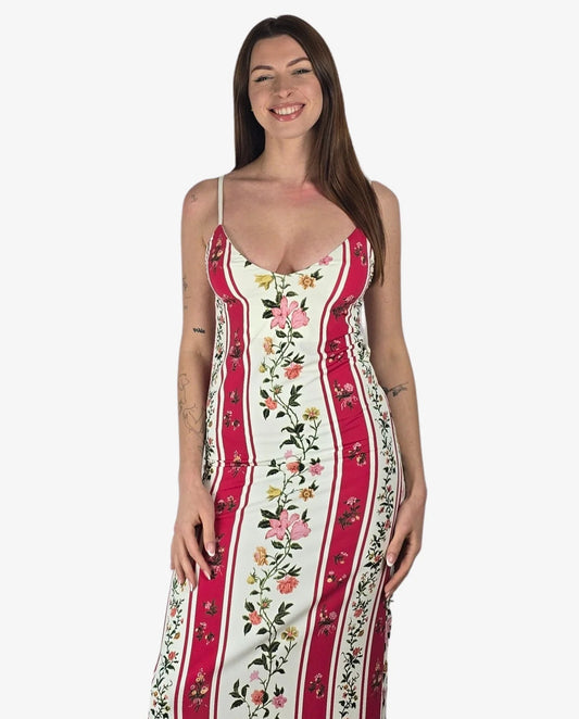 Abito lungo a righe verticali rosse e bianche con stampa floreale, scollo a V e spalline sottili.