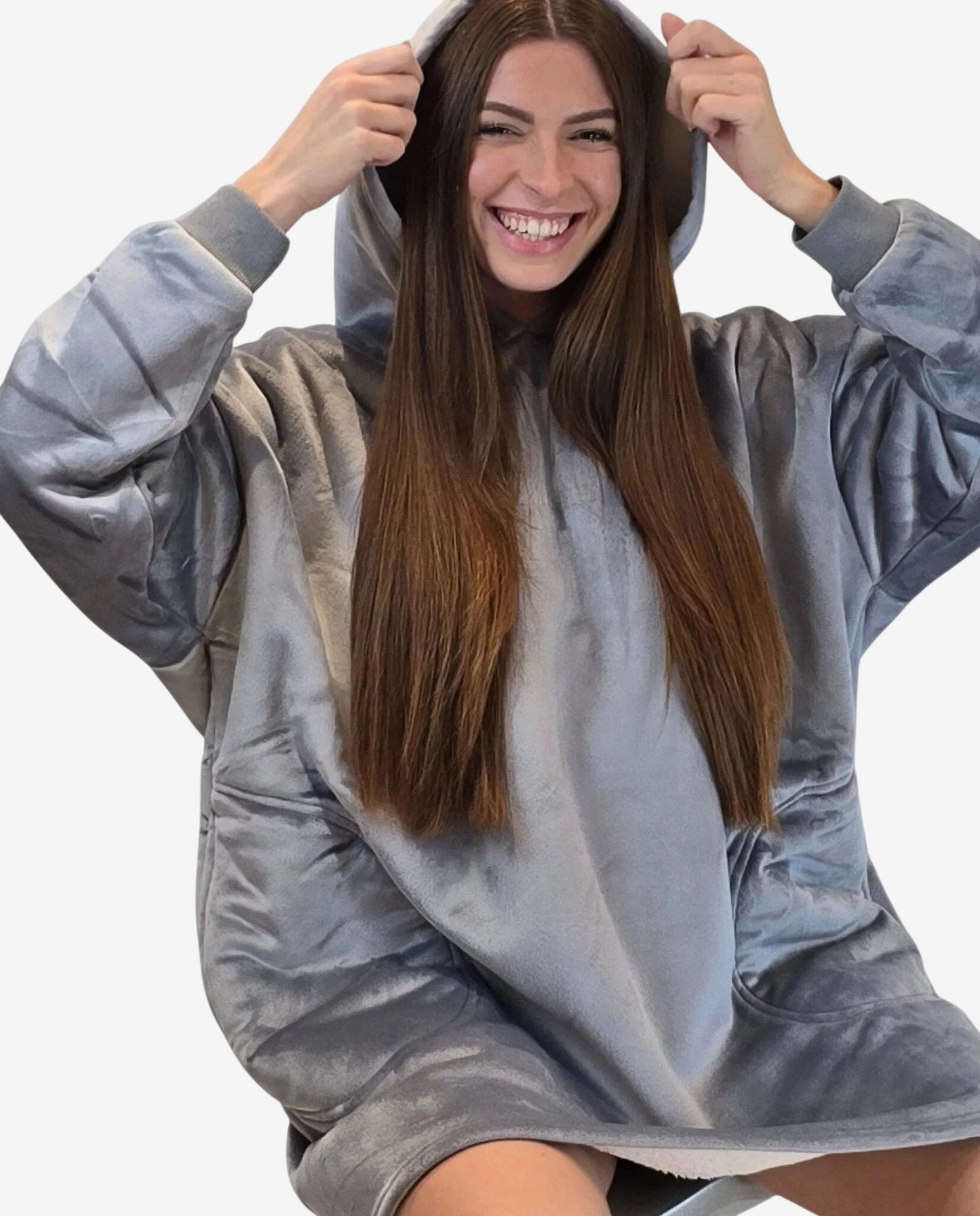 Donna che indossa un abito oversize grigio in morbido tessuto con cappuccio.