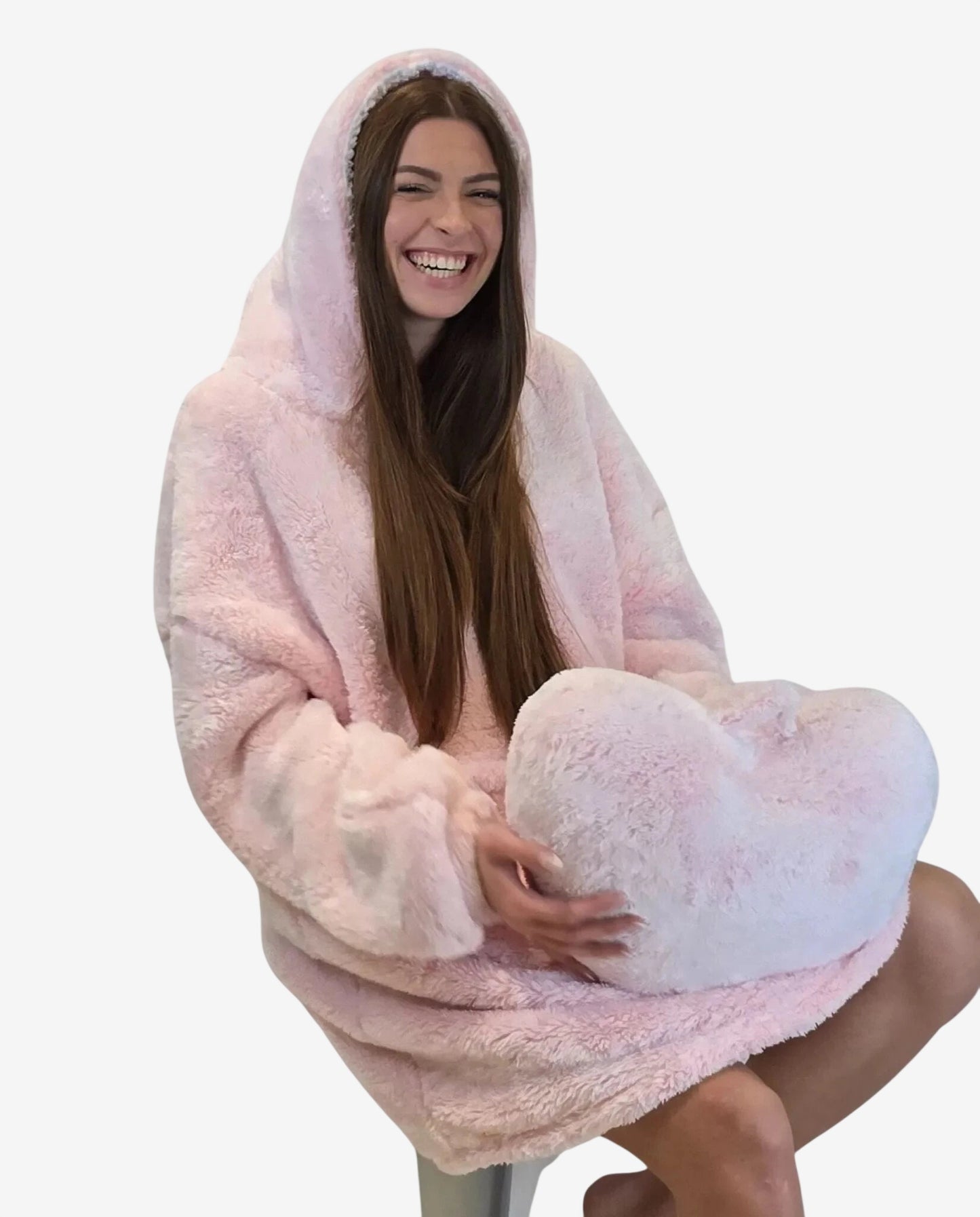 Una donna sorridente indossa una felpa oversize rosa in morbido tessuto con cappuccio.