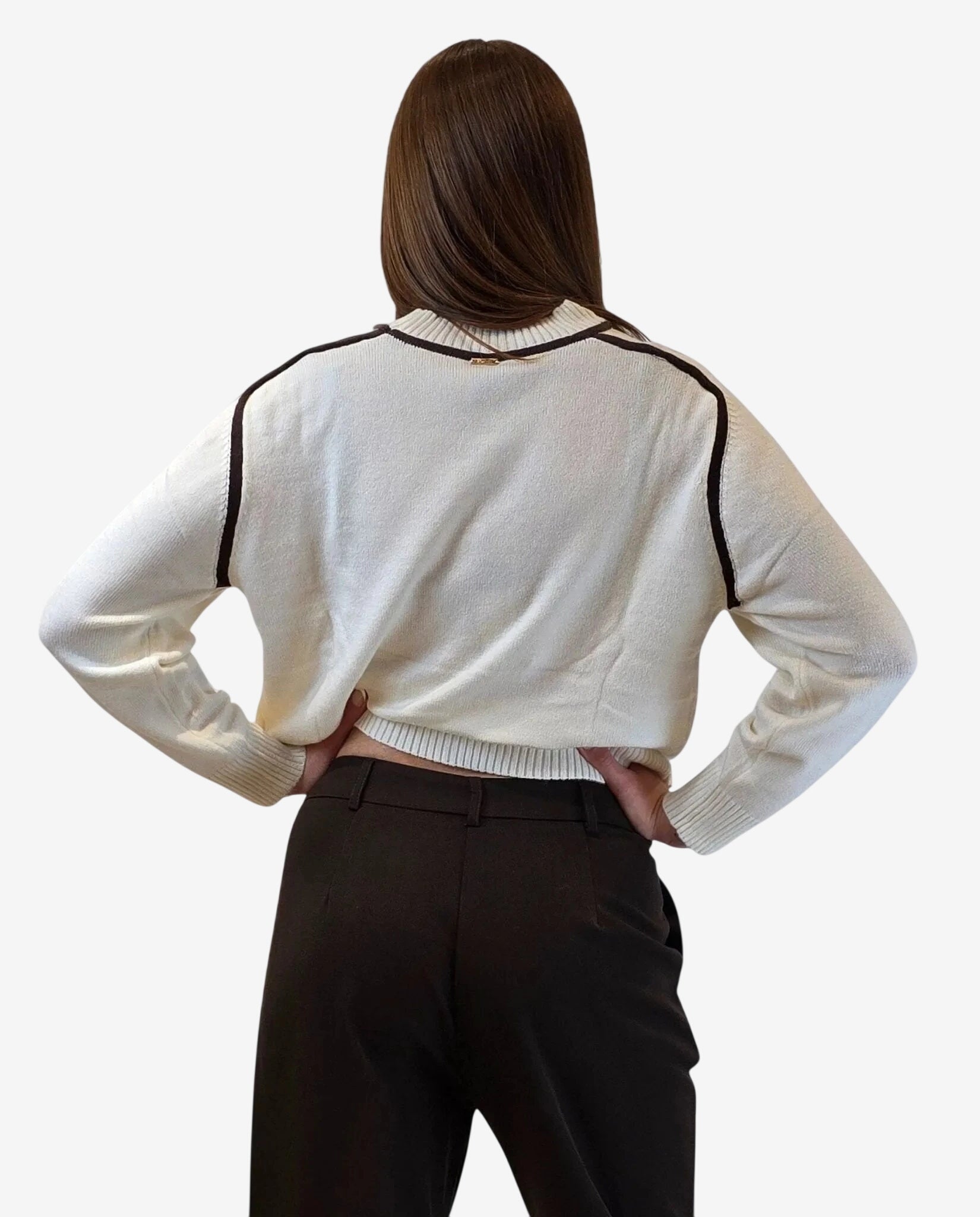 Pullover bianco a maniche lunghe con dettagli a righe scure a contrasto sulle spalle.