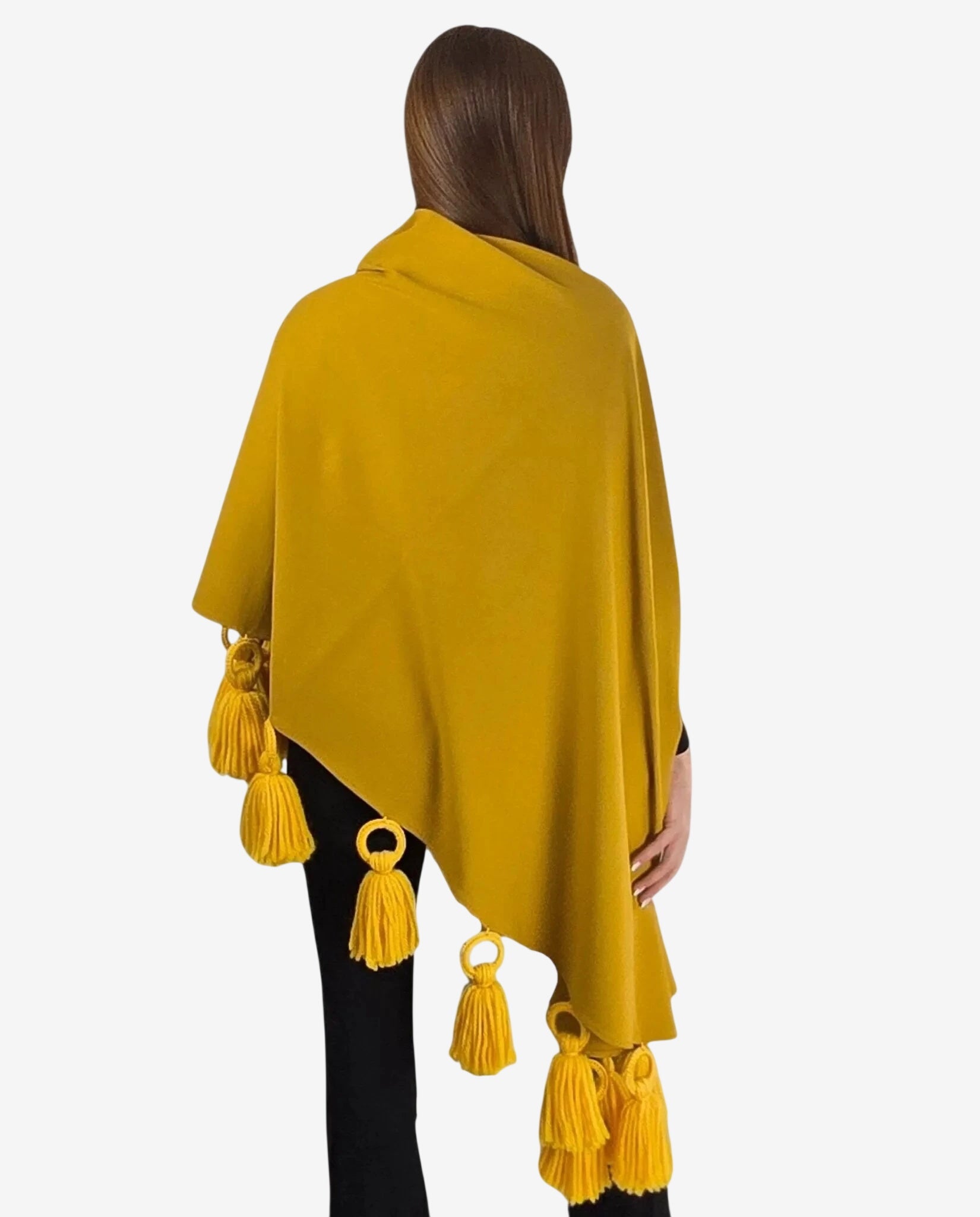 Mantella color ocra in viscosa punto milano con nappe decorative in lana merinos.