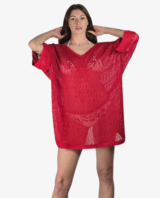 Caftano corto rosso in maglia traforata con dettagli lurex e scollo a V.