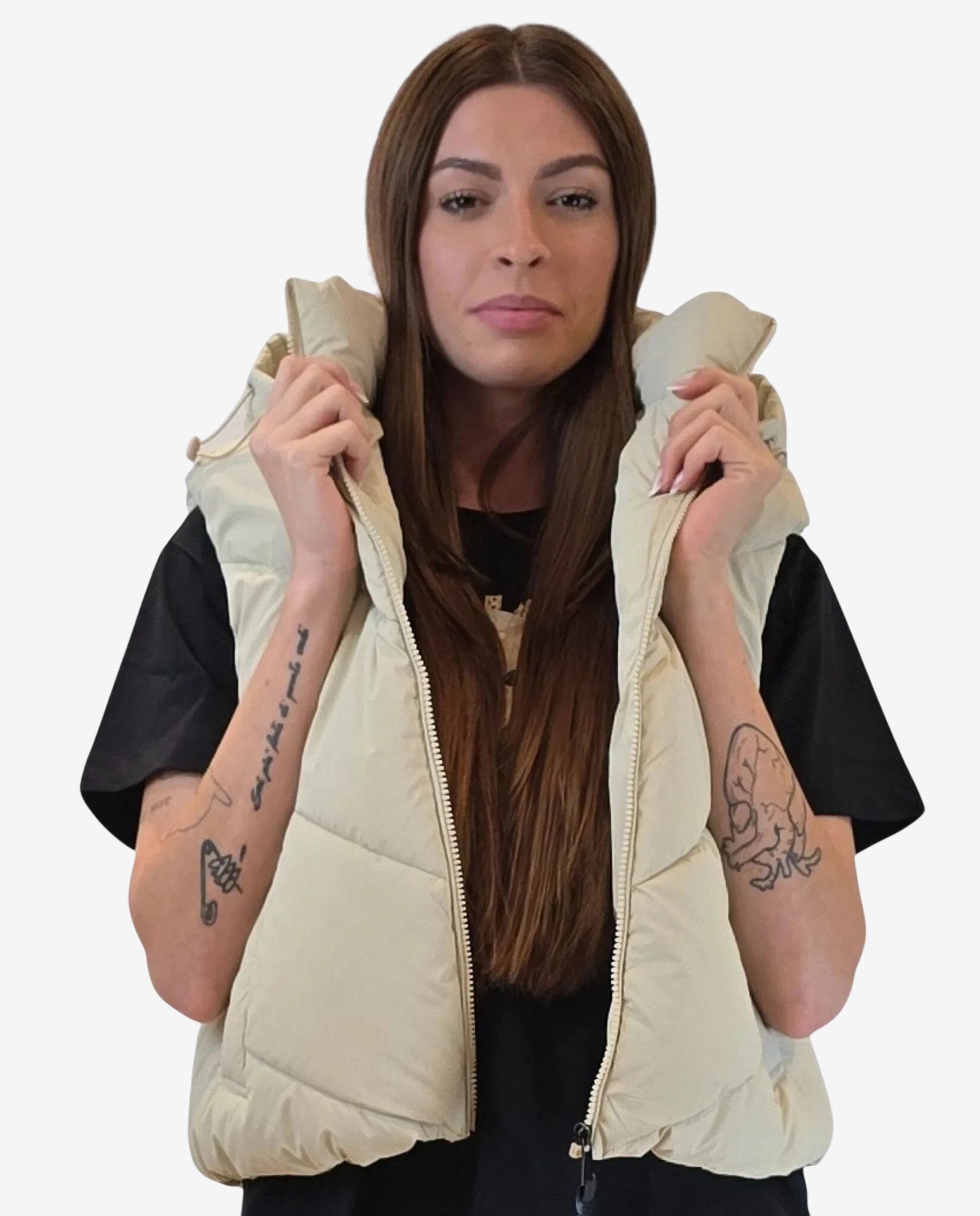 Piumino smanicato color sabbia con cappuccio removibile e chiusura a zip frontale.