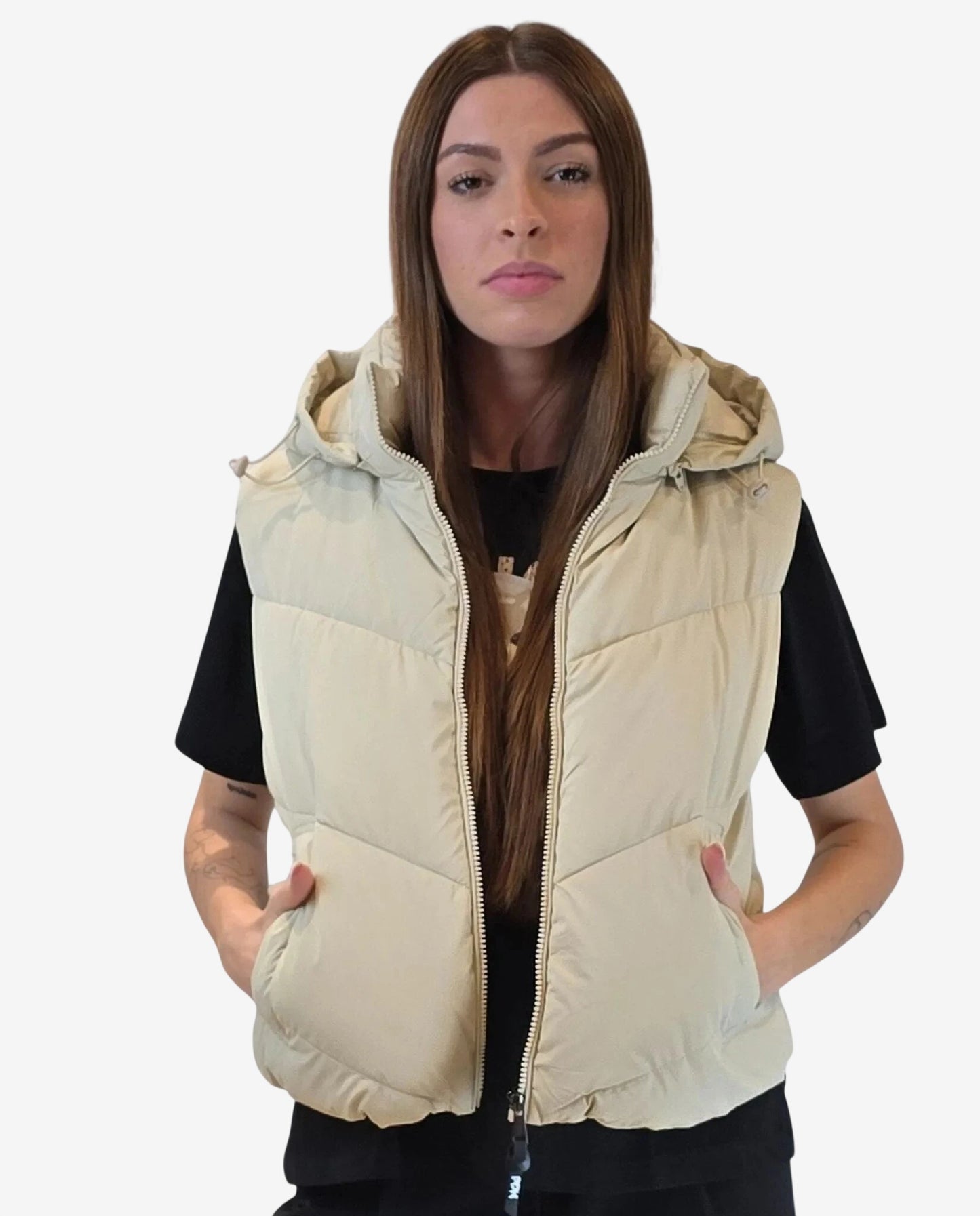 Piumino smanicato color sabbia con cappuccio removibile e chiusura a zip frontale.