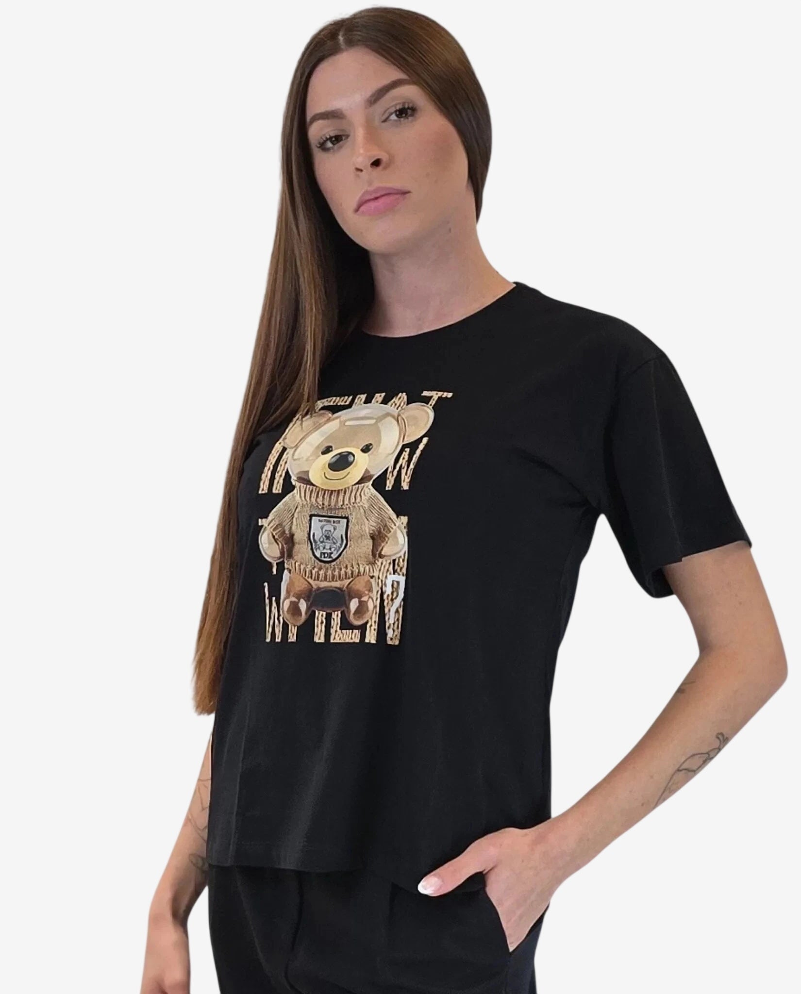Una modella indossa una t-shirt nera in cotone con la stampa di un orsacchiotto.