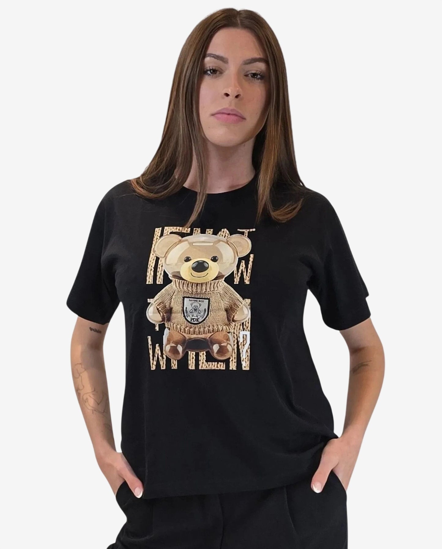 Modella indossa una t-shirt nera con stampa di un orsacchiotto in maglione.