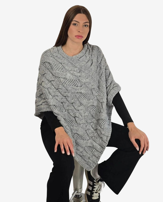 Poncho da donna in lana merino grigia con lavorazione a trecce.