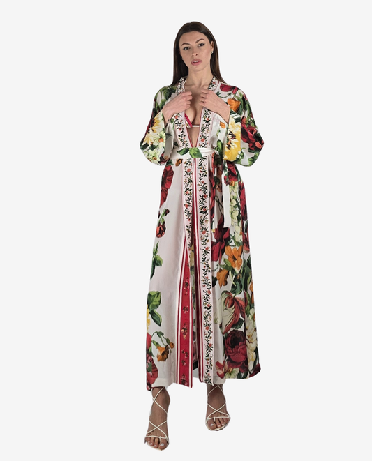 Modella indossa un kimono lungo in viscosa con stampa floreale multicolor su fondo bianco.