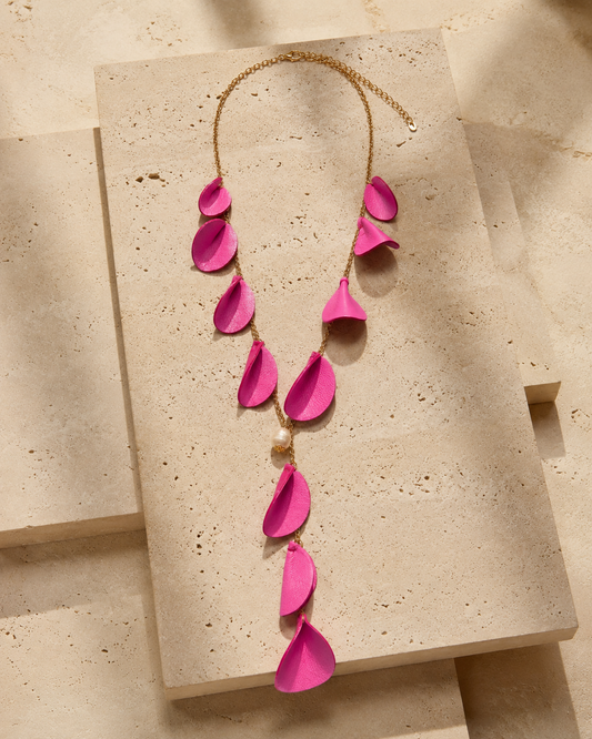Collana artigianale fucsia in acciaio e pelle.