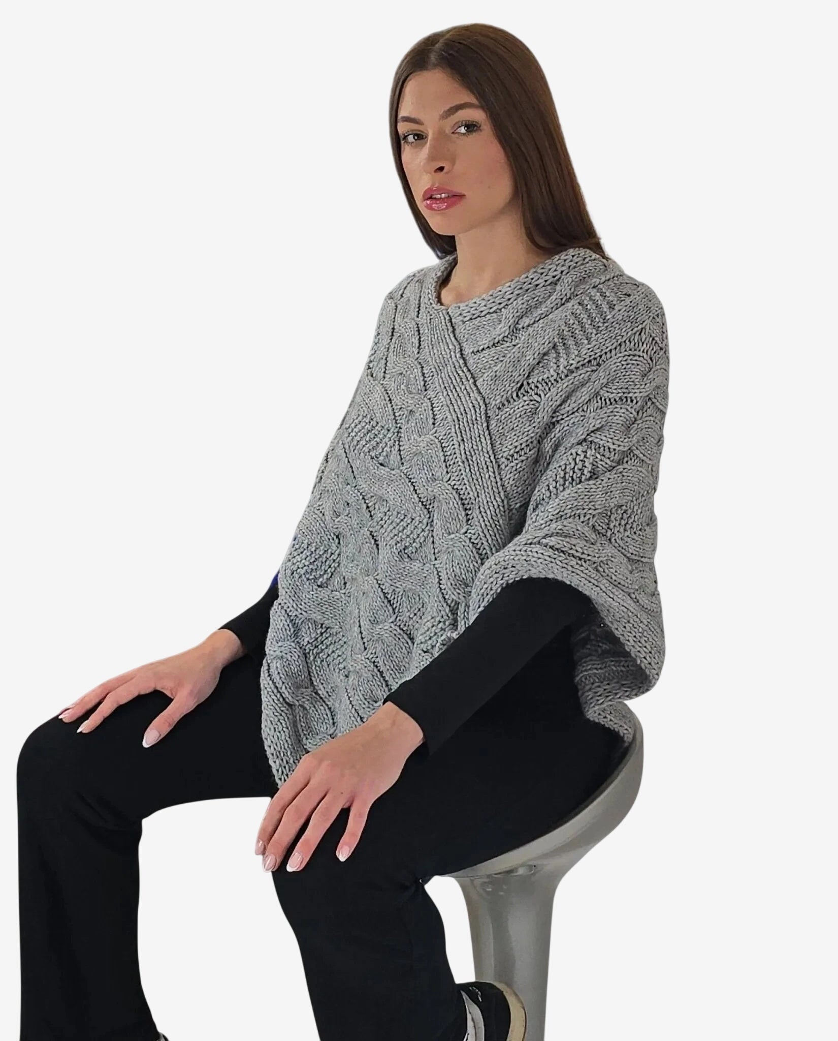 Poncho da donna in lana merino grigia con lavorazione a trecce.