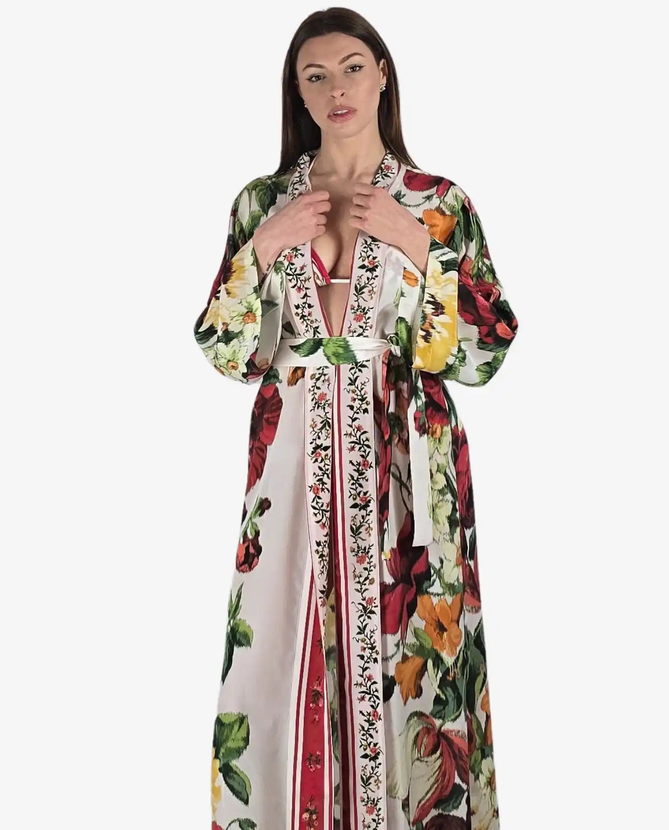 Modella indossa un kimono lungo in viscosa con stampa floreale multicolor su fondo bianco.
