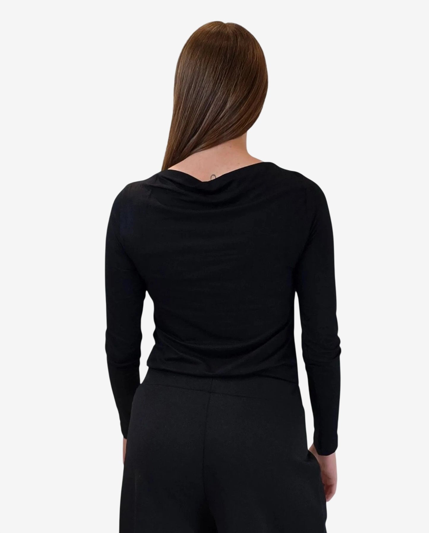 Donna di spalle indossa una maglia nera a maniche lunghe con scollo drappeggiato sul retro.