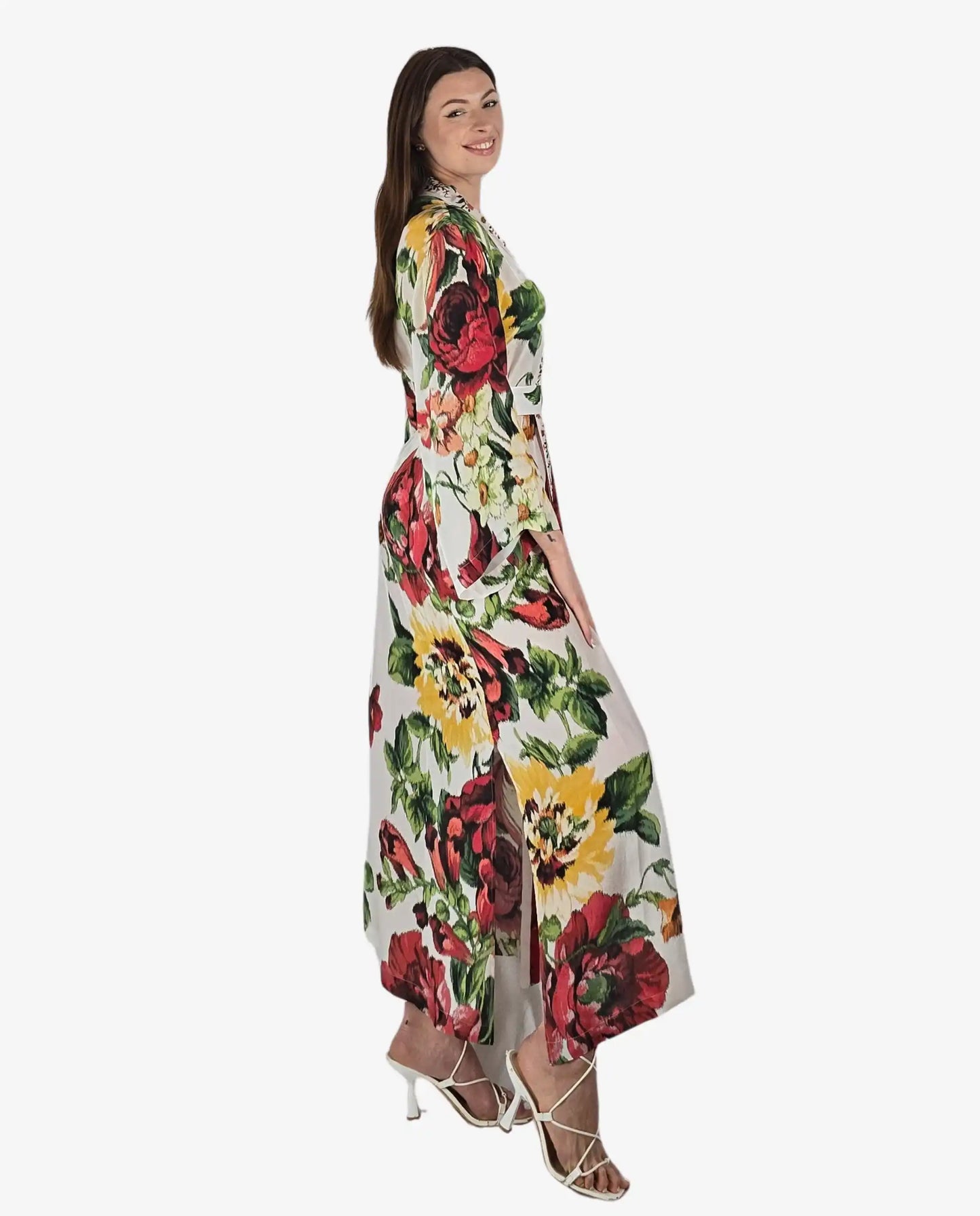 Modella indossa un kimono lungo in viscosa con fantasia floreale multicolor su fondo bianco.
