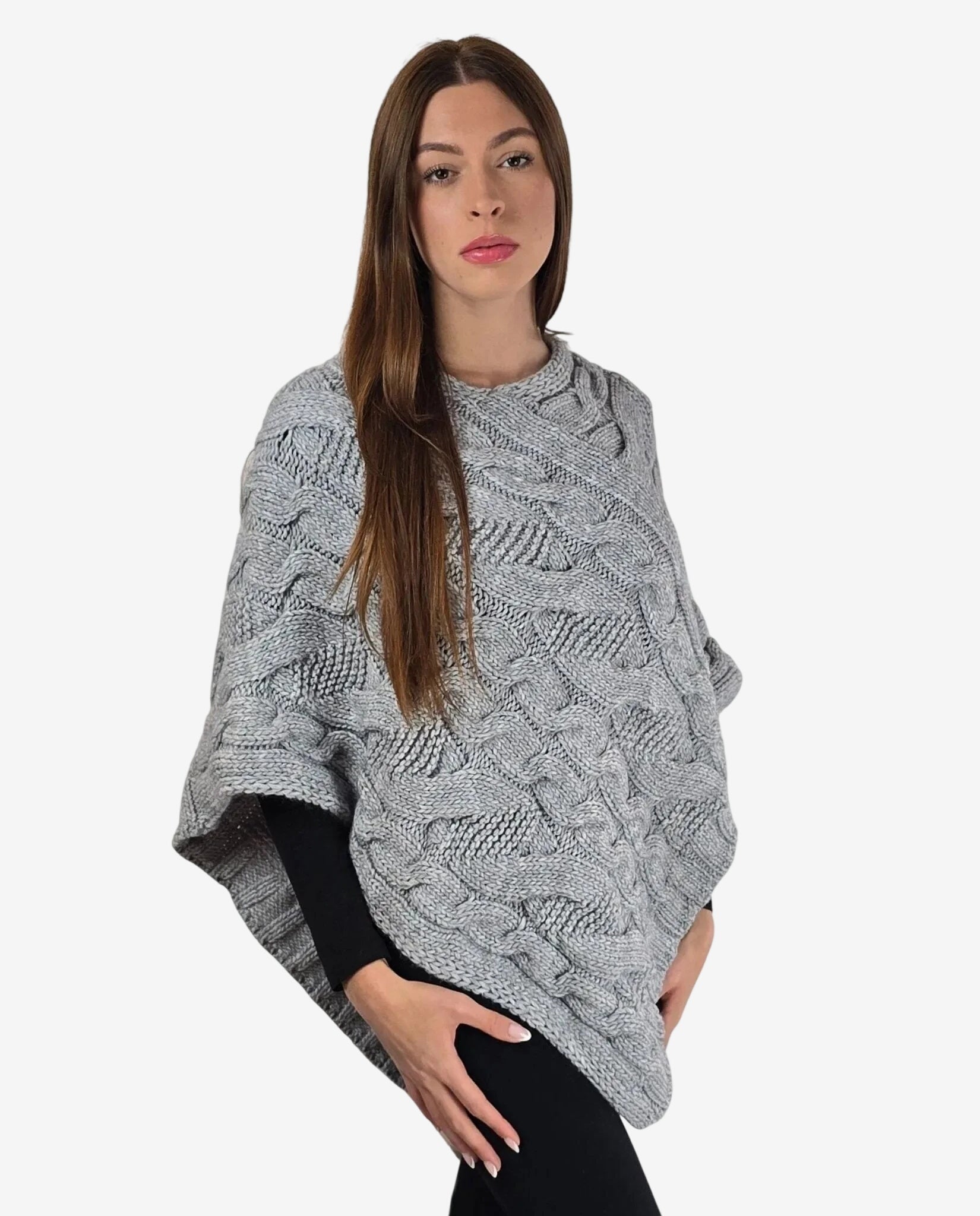 Poncho da donna grigio in lana merino con lavorazione a trecce.