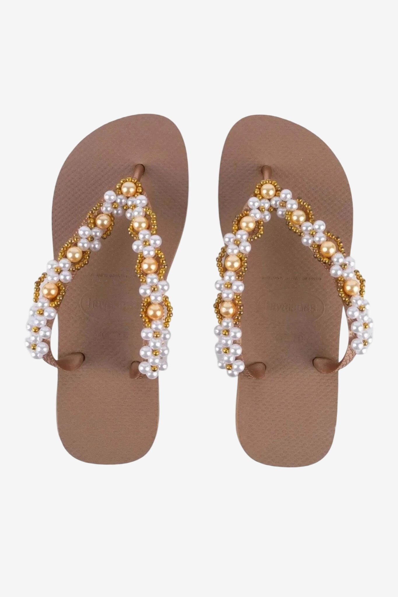 Infradito Havaianas color nocciola decorate a mano con perle bianche e dorate.