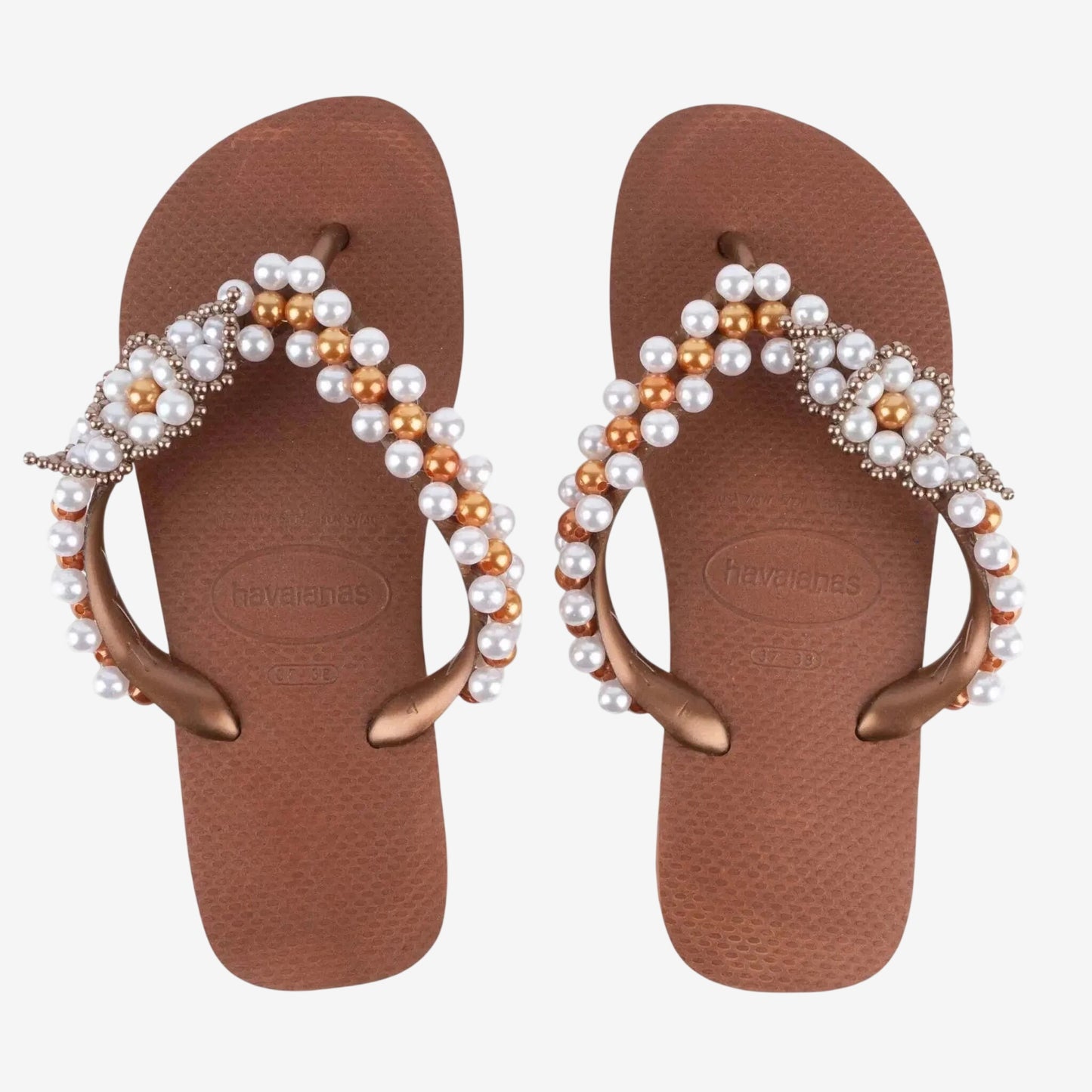 Infradito Havaianas color ruggine con cinturini decorati da perle bianche e oro.