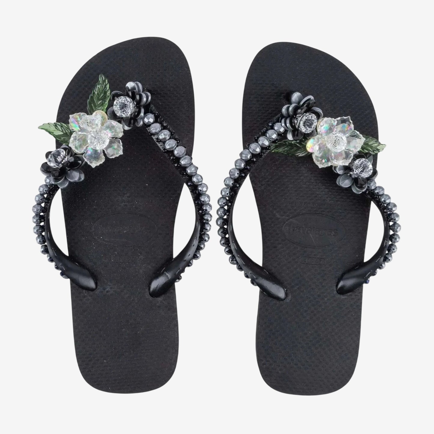 Infradito Havaianas nere decorate a mano con perle antracite e applicazioni floreali in cristallo.
