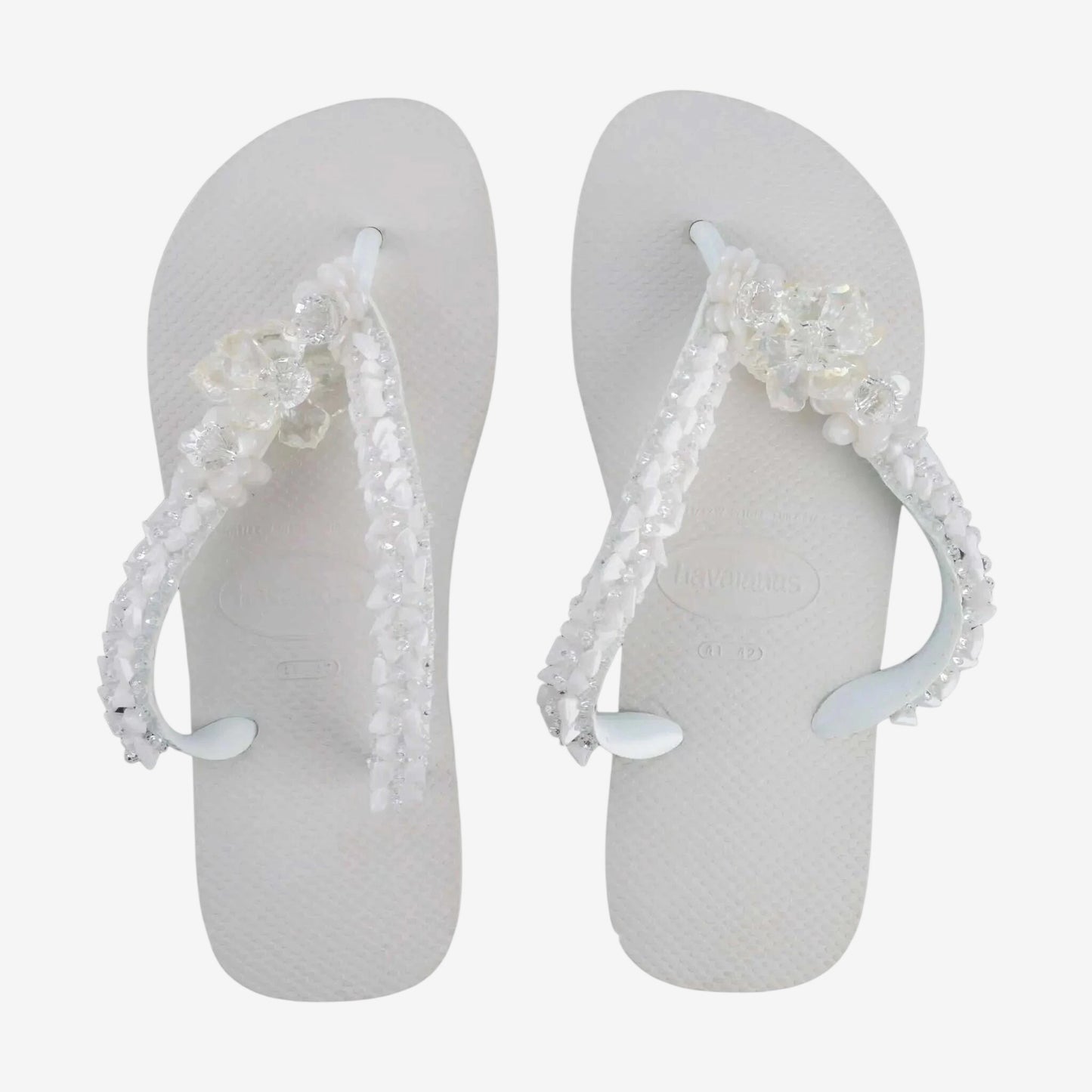 Infradito Havaianas bianche decorate con pietre preziose ricamate a mano.