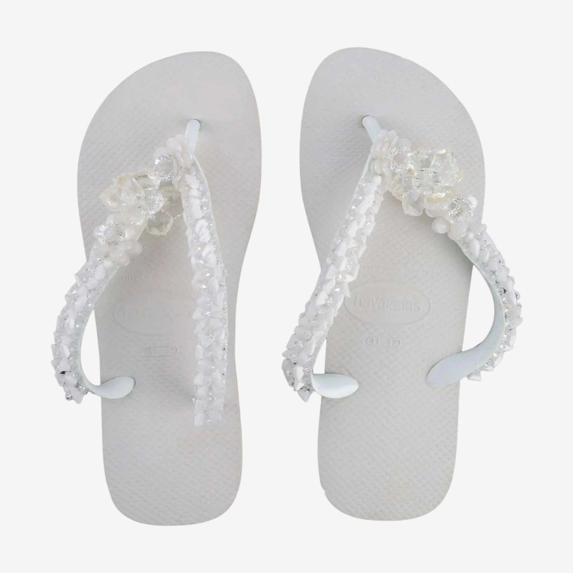 Infradito Havaianas bianche decorate con pietre preziose ricamate a mano.