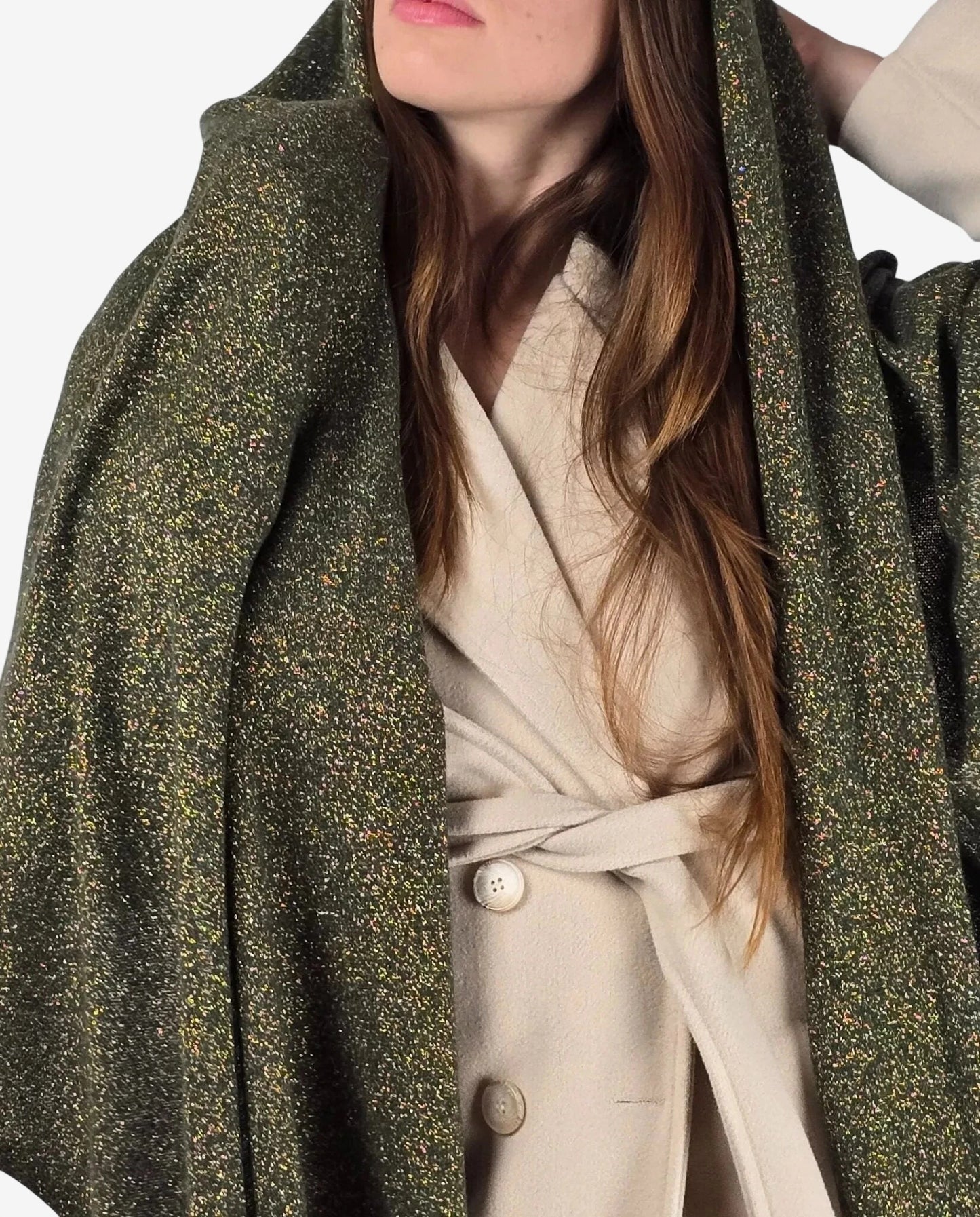Sciarpa da donna in lana merino e cachemire verde lurex indossata con cappuccio.