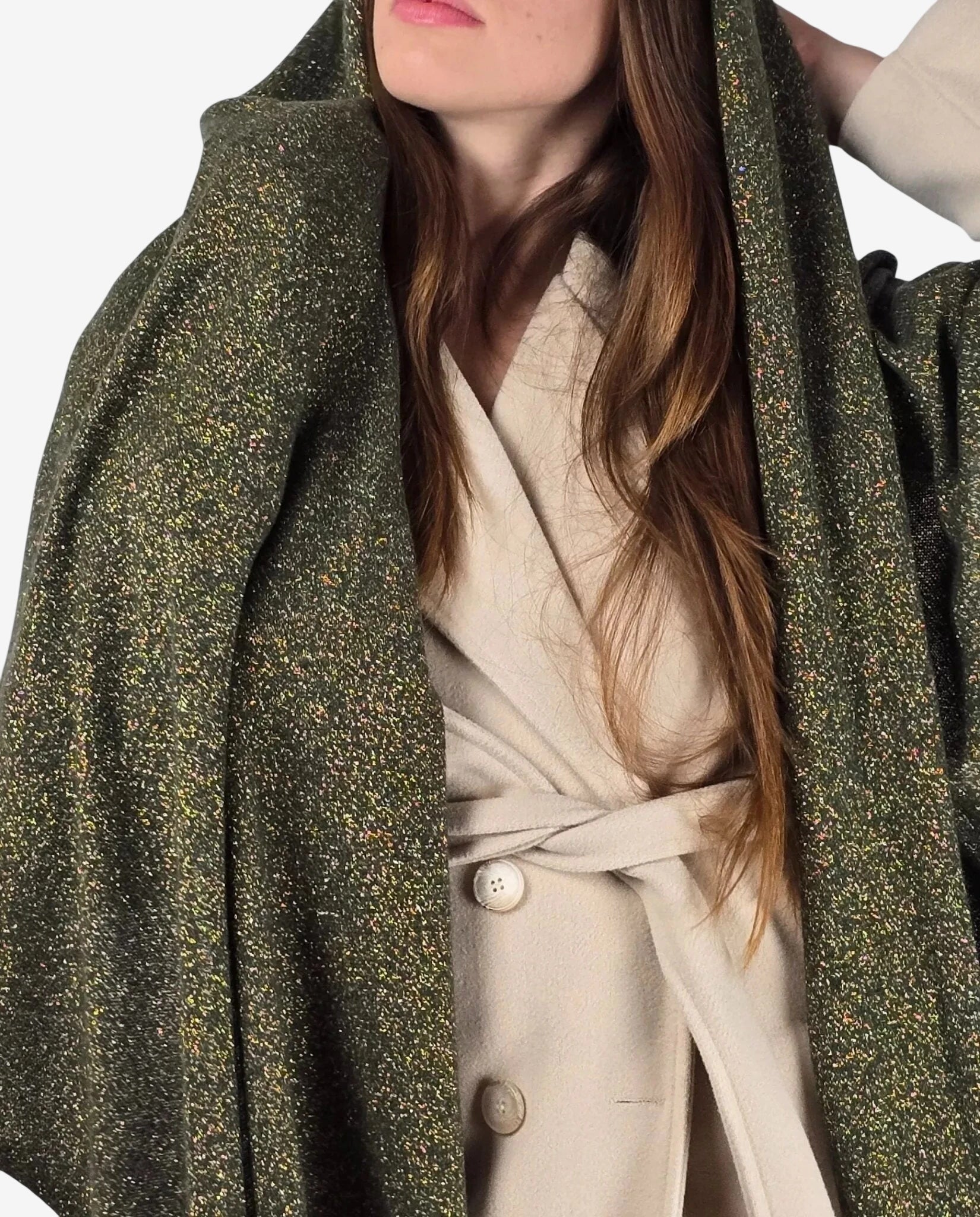 Sciarpa da donna in lana merino e cachemire verde lurex indossata con cappuccio.