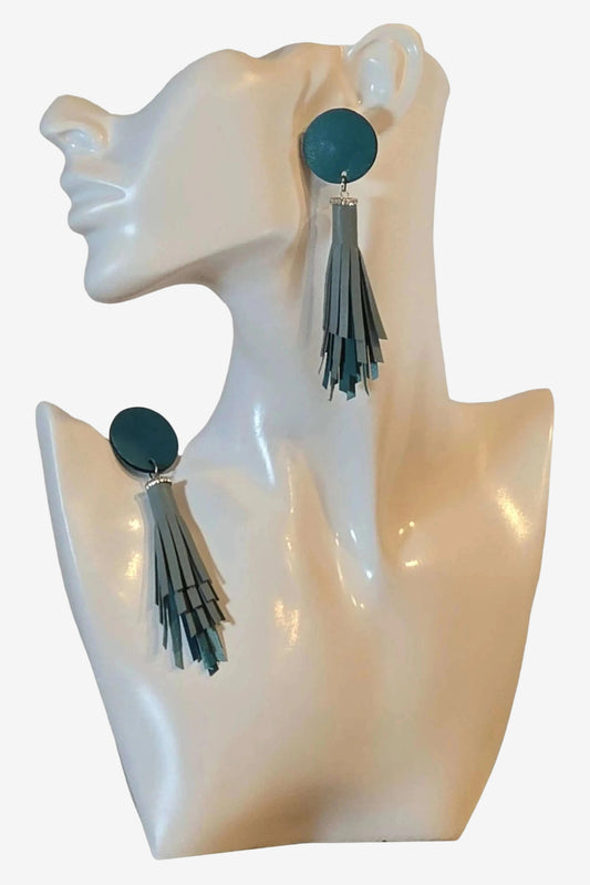 Orecchini pendenti in vera pelle color tiffany composti da un cerchio e una nappa a frange.