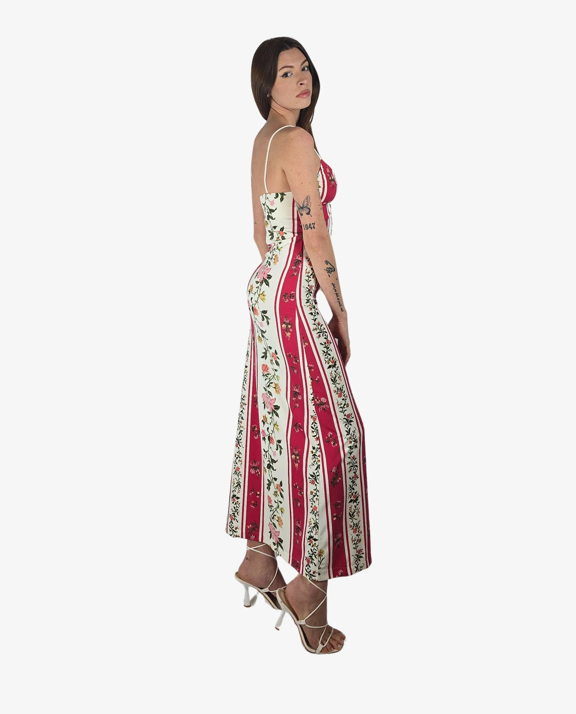 Abito lungo a righe verticali rosse e bianche con stampa floreale e spalline sottili.