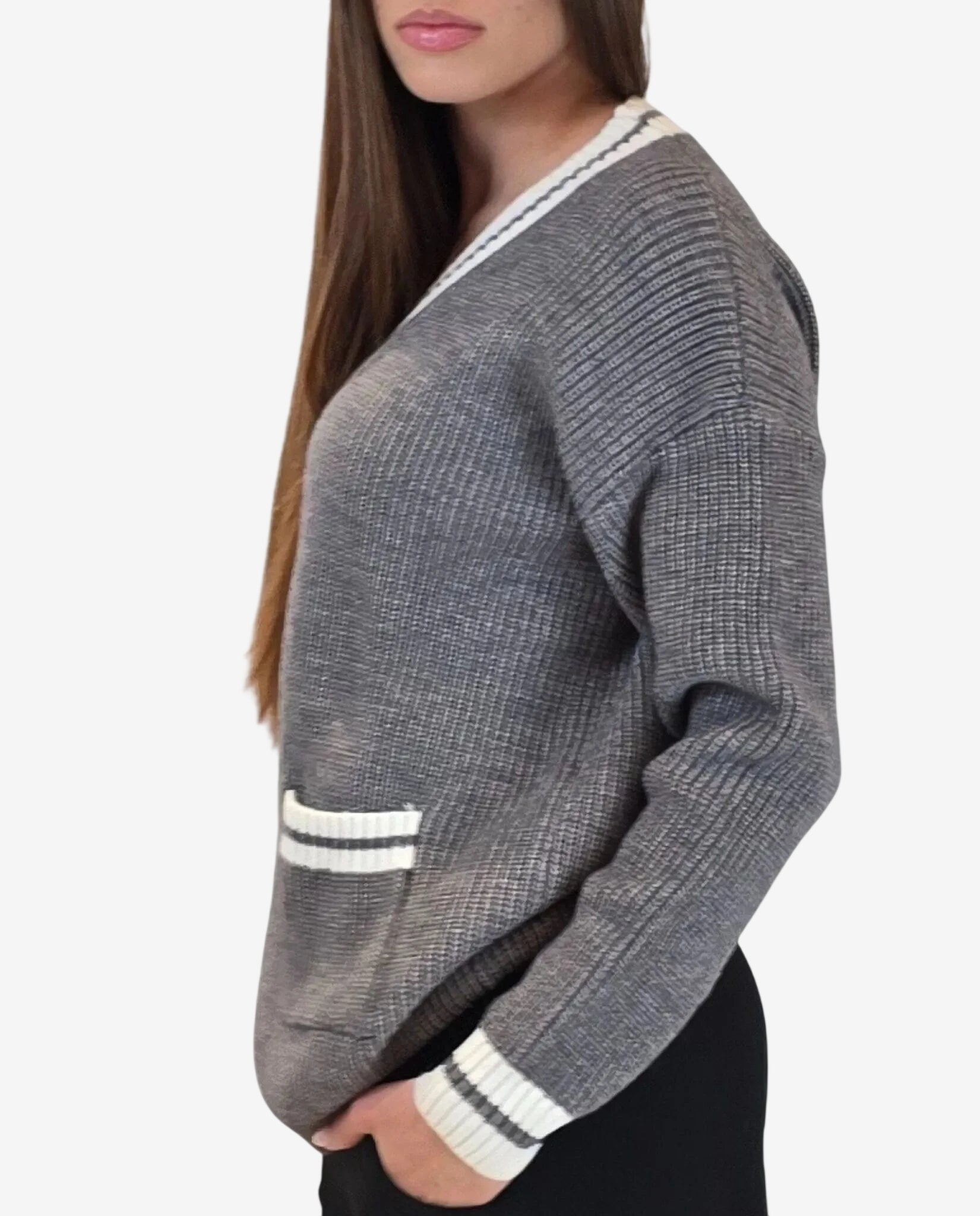 Cardigan grigio a maglia con scollo a V, tasche laterali e bordi a righe bianche.