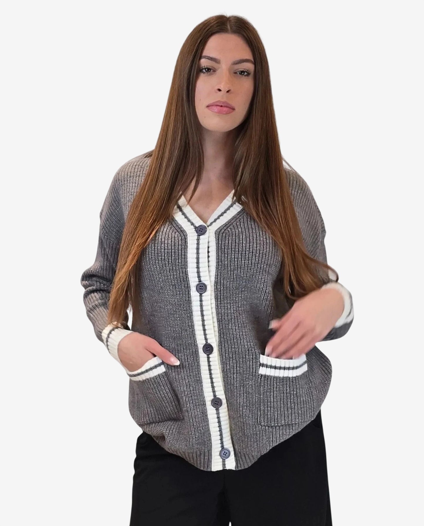 Cardigan grigio a maglia con bottoni, scollo a V, bordi bianchi a contrasto e tasche frontali.