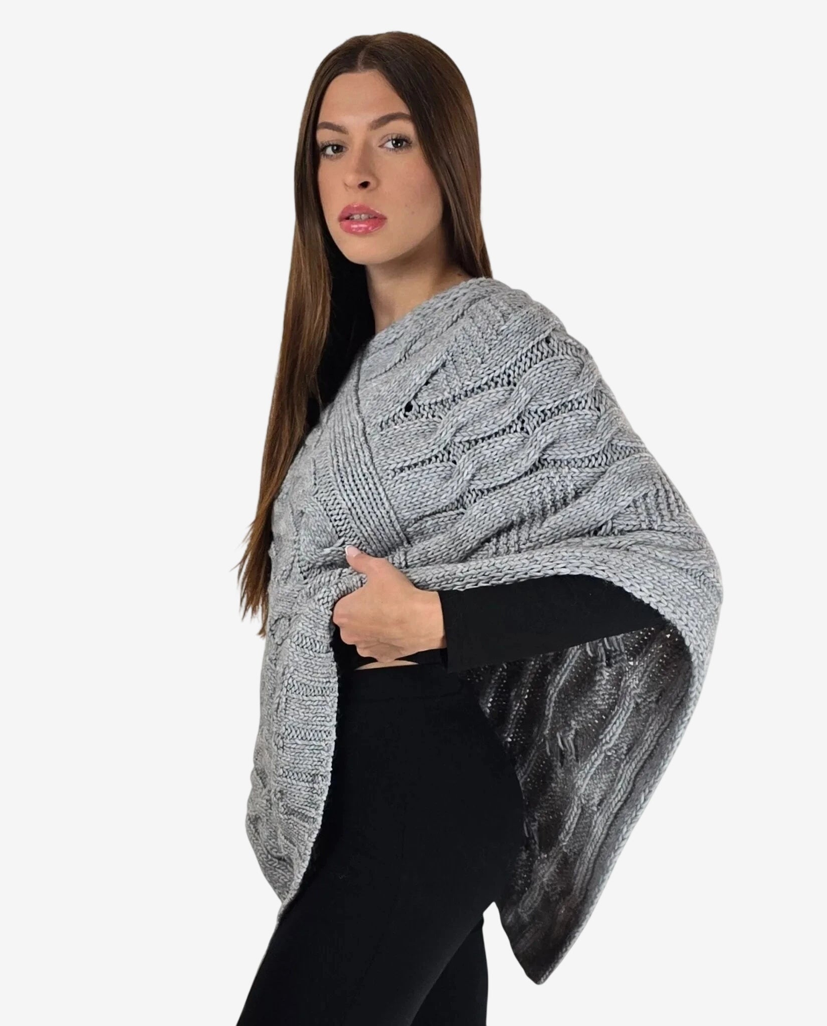 Poncho da donna in lana merino grigia con lavorazione a trecce.