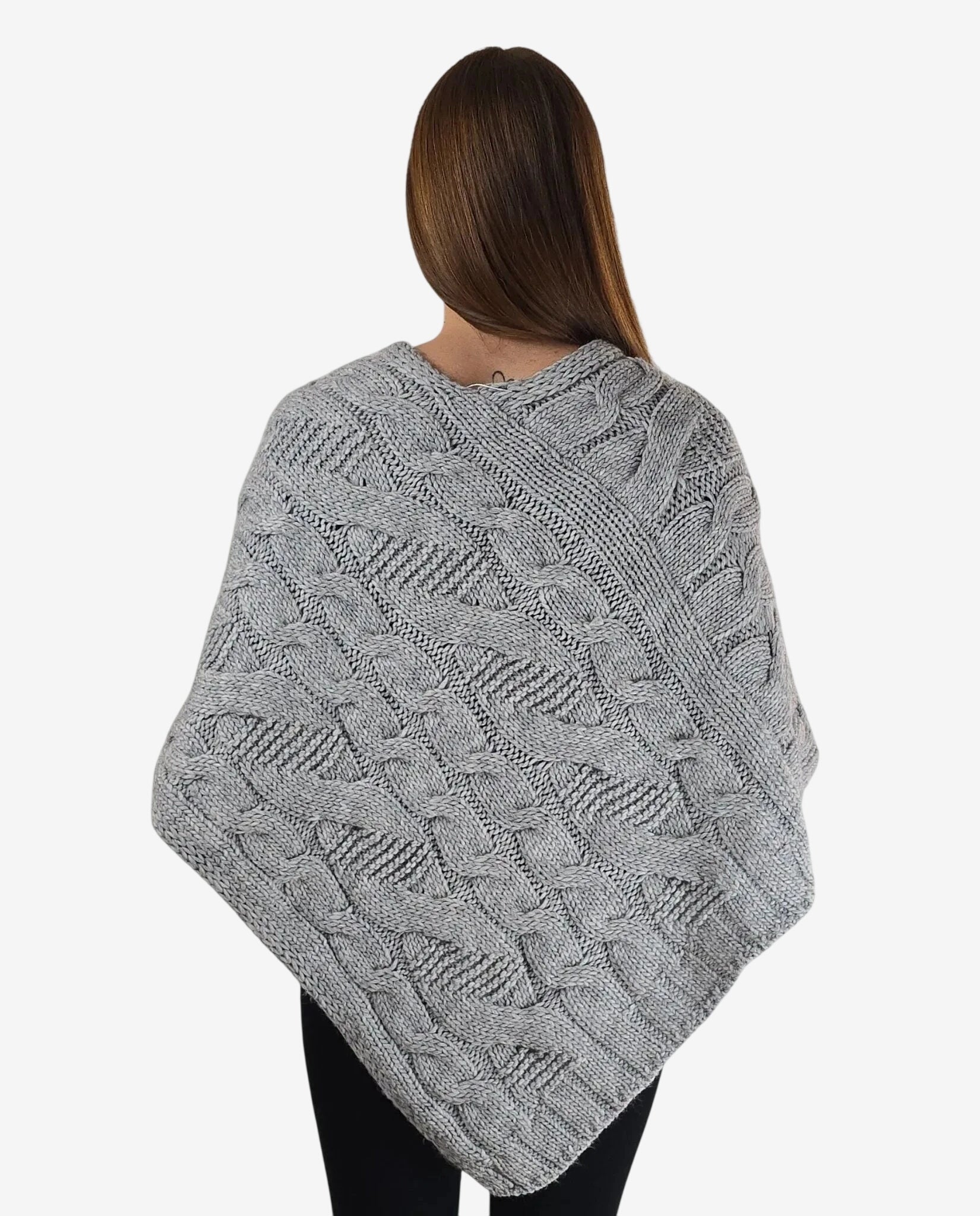 Poncho da donna in lana merino grigia con lavorazione a trecce.