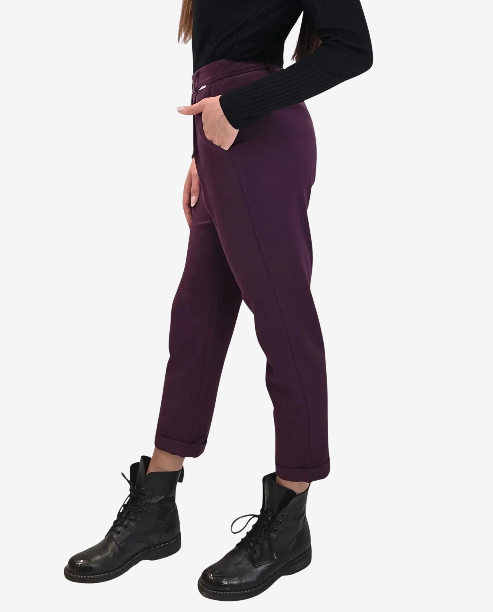 Modella indossa pantaloni color borgogna dal taglio slim con tasche laterali e risvolto sul fondo.