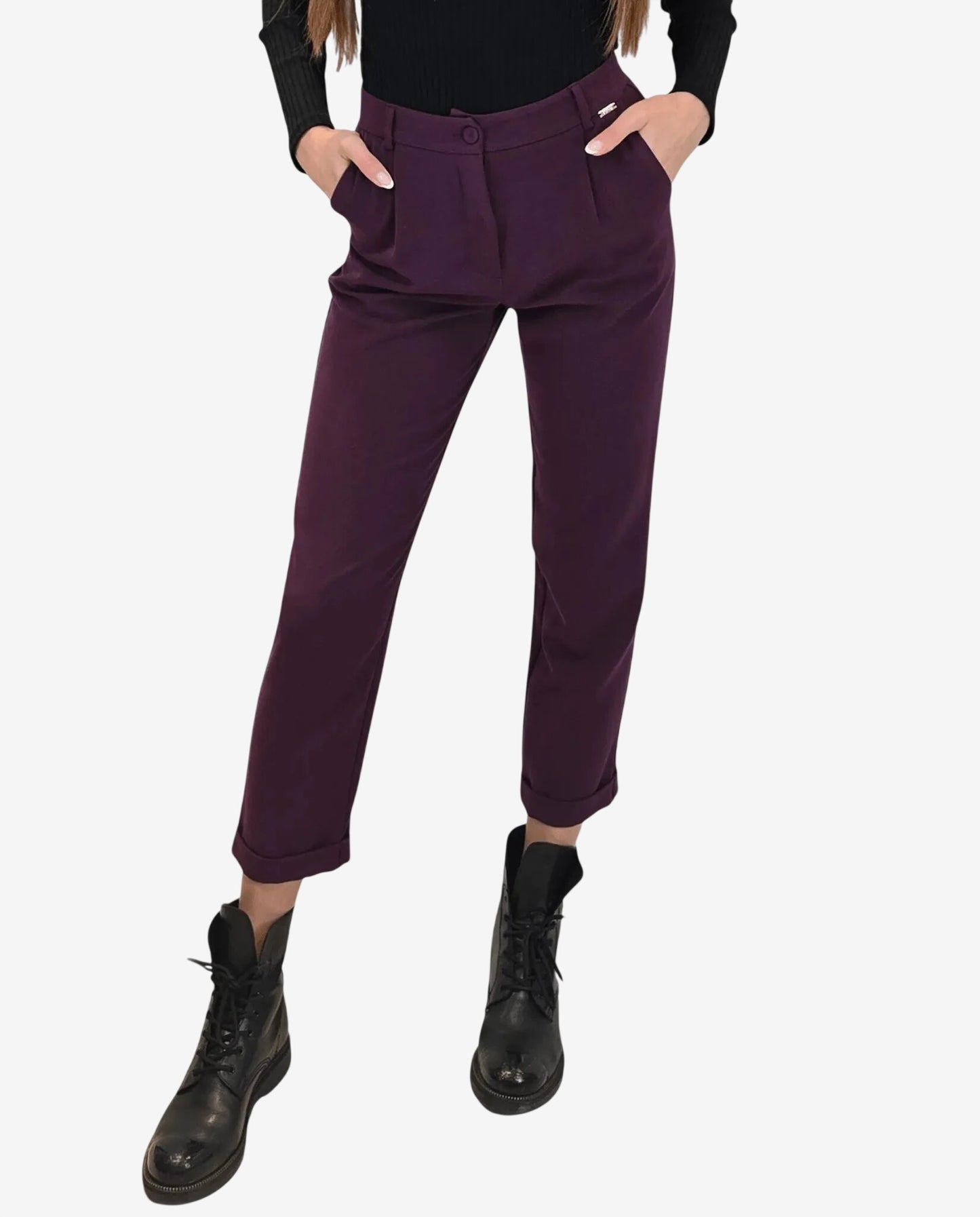 Pantalone color borgogna dal taglio slim con tasche laterali e risvolto sul fondo.
