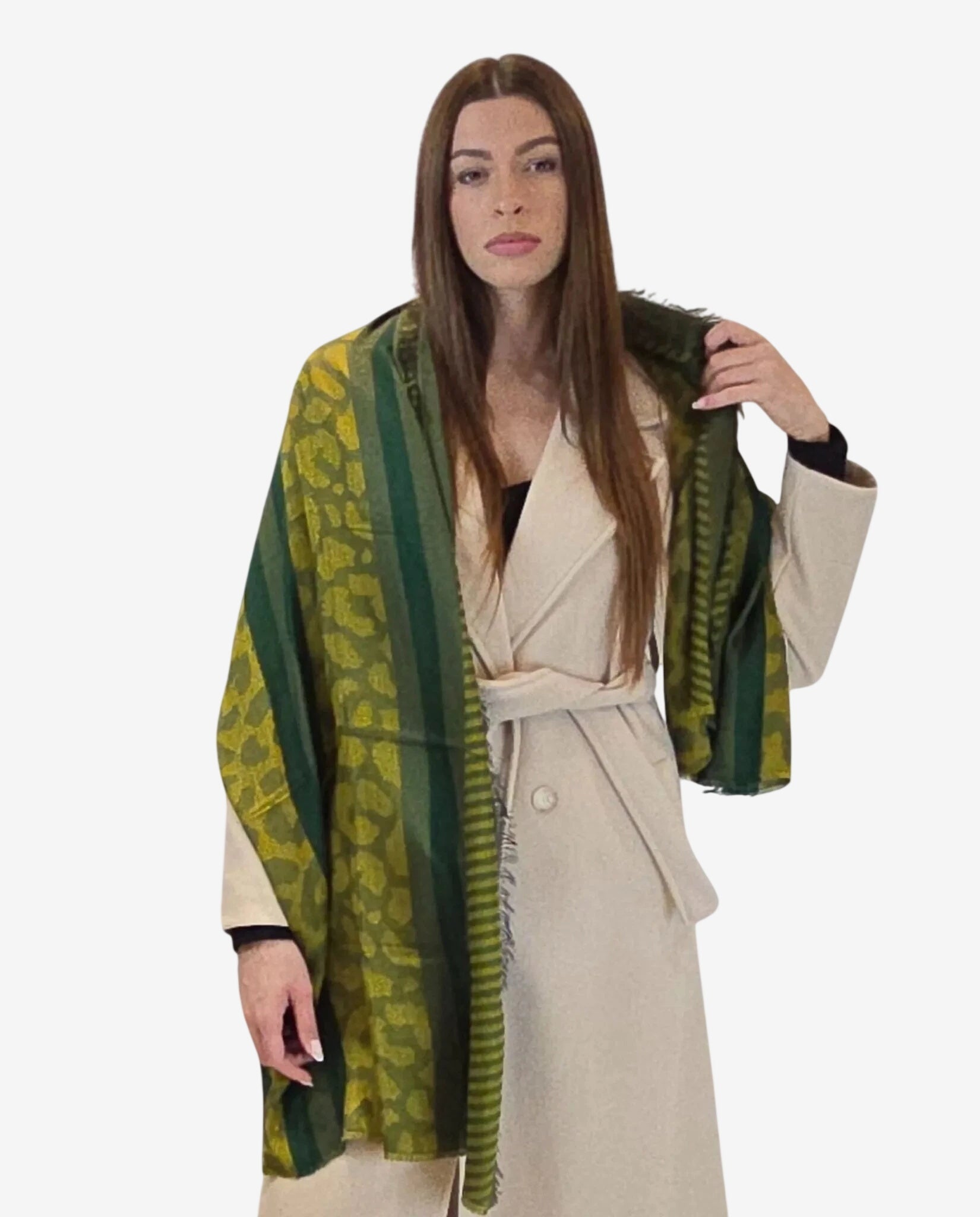 Pashmina da donna in modal con fantasia verde, indossata sopra un cappotto beige.