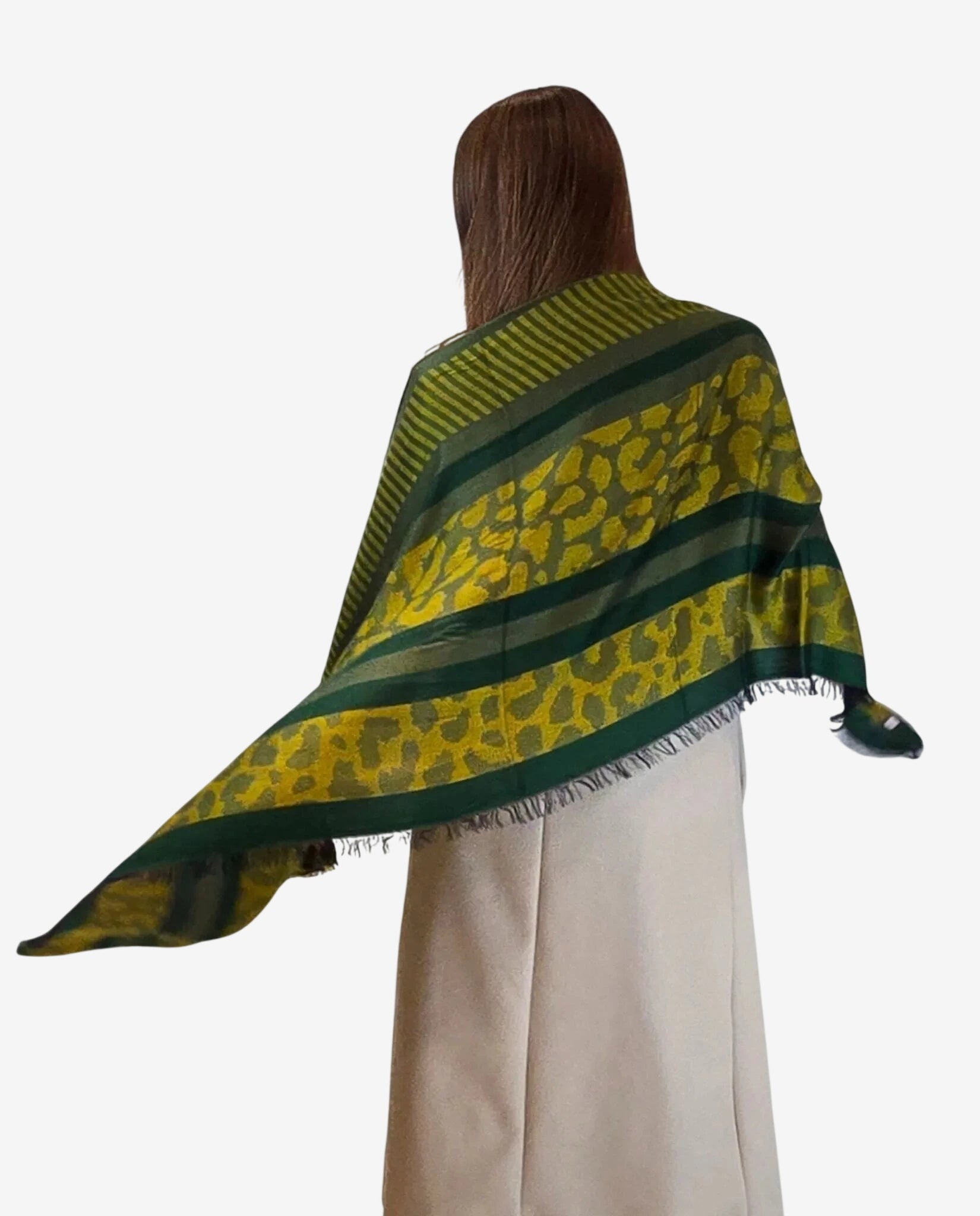 Pashmina da donna in modal con fantasia verde e dettagli a righe, indossata sulle spalle.