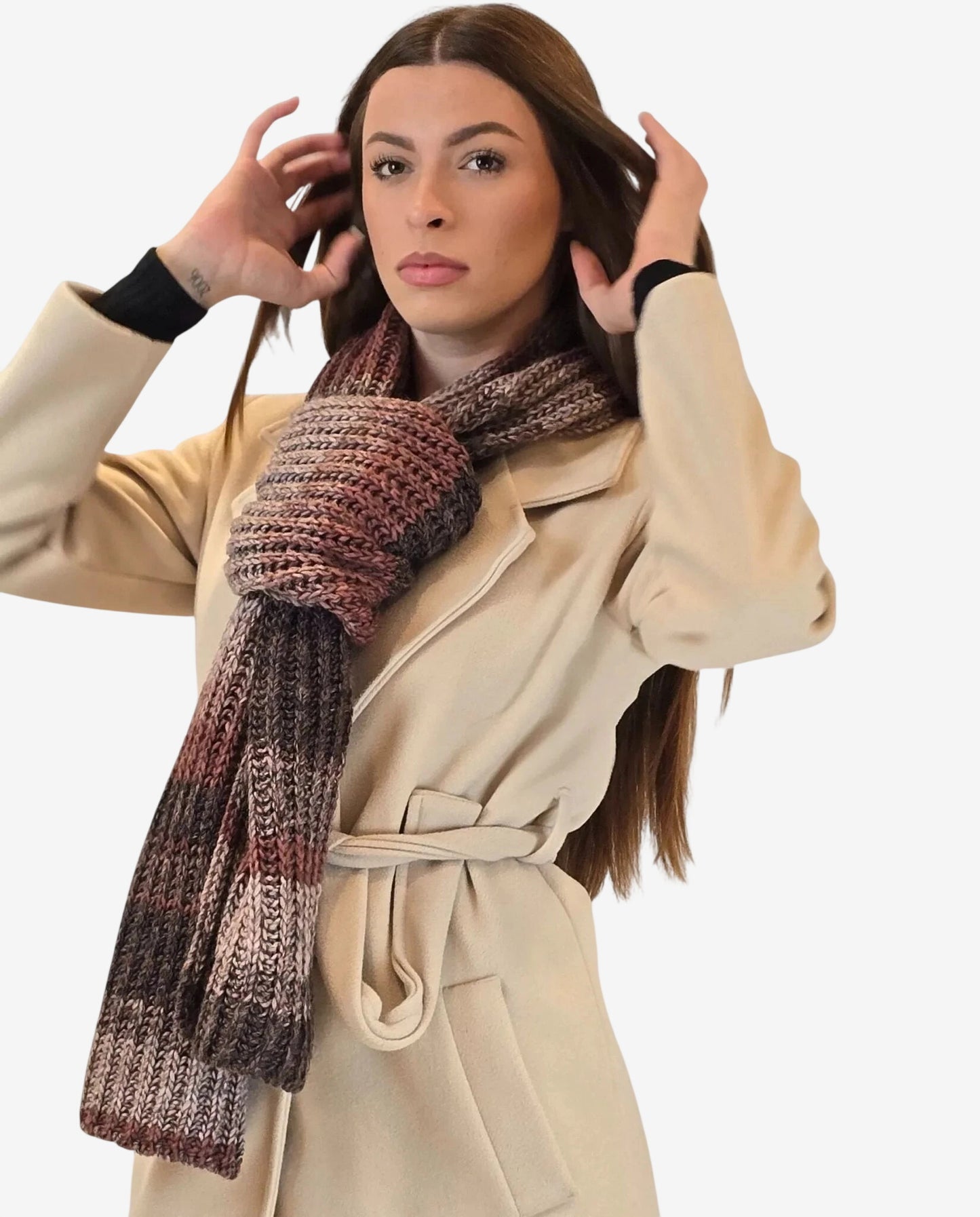 Sciarpa da donna in lana con fantasia sfumata nei toni del marrone e del rosa.