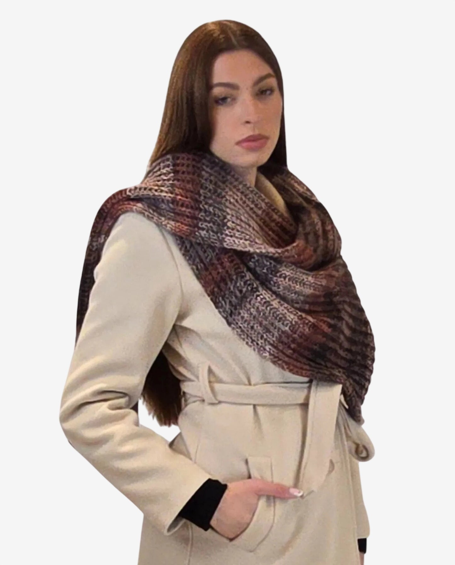 Modella indossa una sciarpa invernale in lana con fantasia a righe nei toni del marrone e rosa.