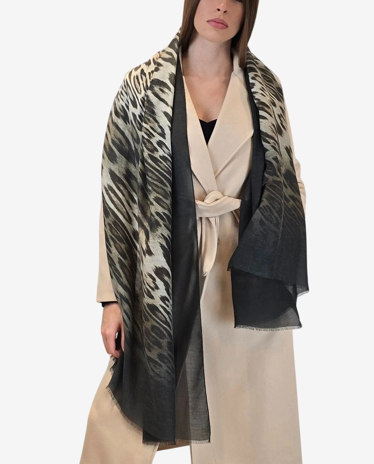 Stola da donna in modal e lana con elegante motivo animalier sfumato dal beige al nero.