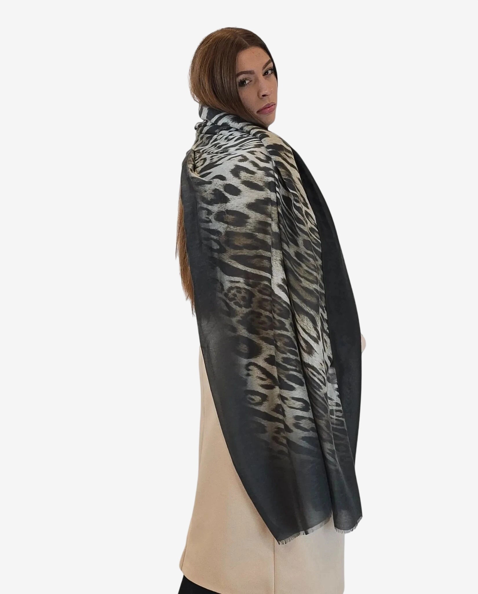 Stola da donna in misto modal e lana con elegante motivo animalier sfumato.