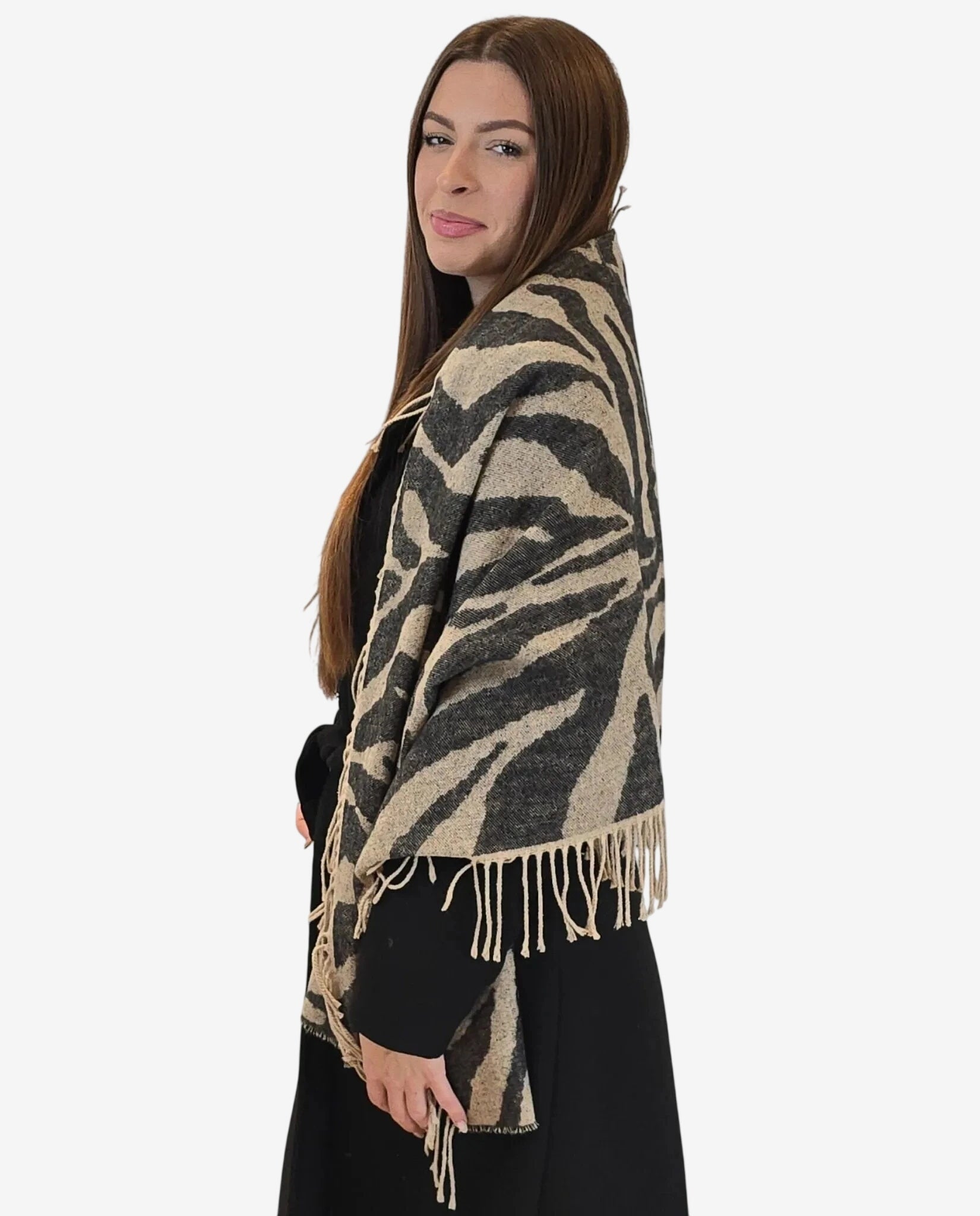 Sciarpa da donna con fantasia zebrata e frange, indossata su un abito nero.