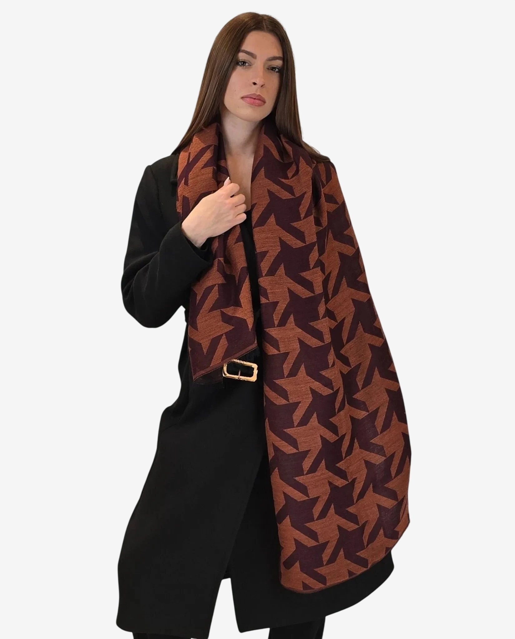Modella indossa una sciarpa in lana con fantasia pied de poule nei toni del marrone e bordeaux.