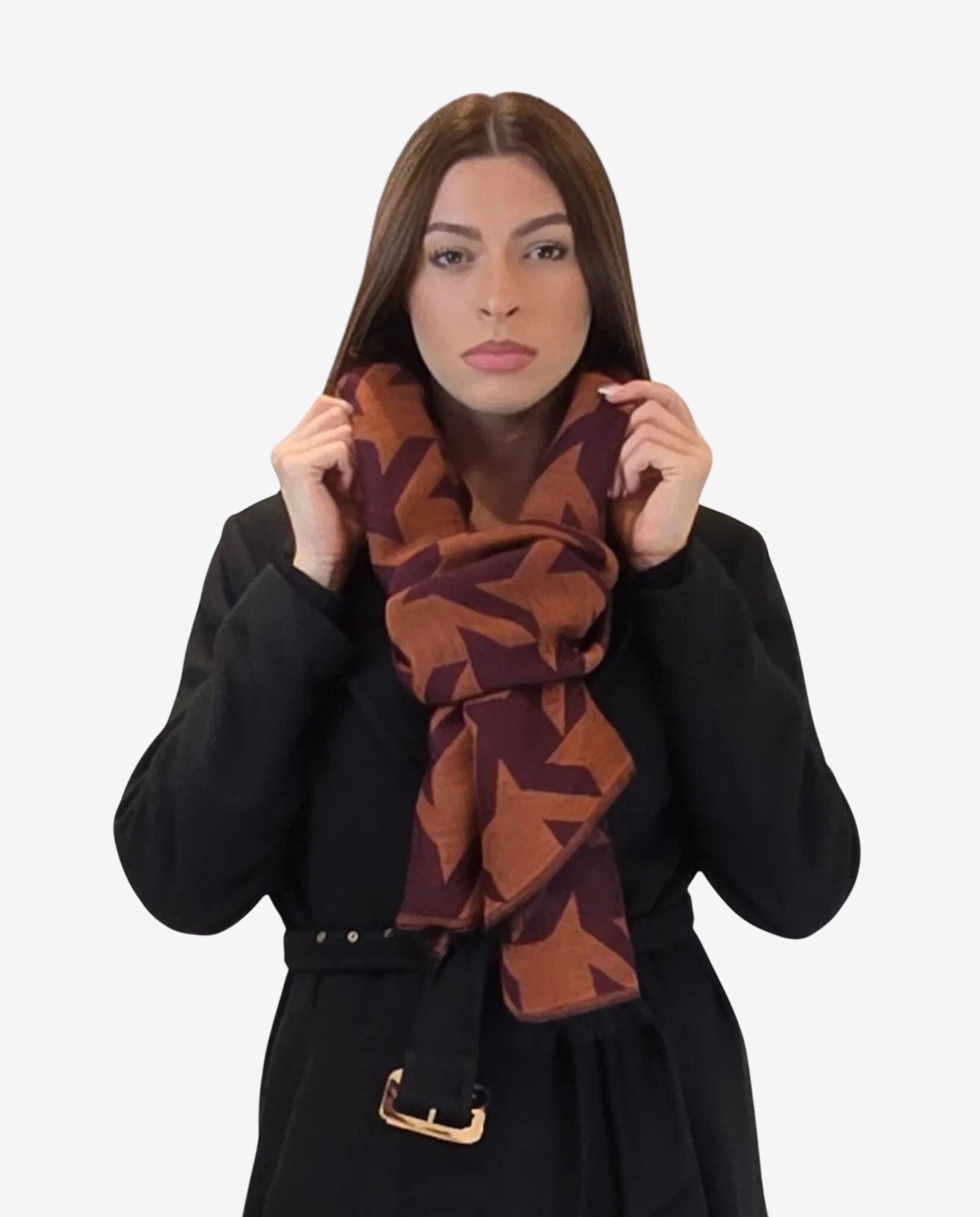 Sciarpa da donna in lana con fantasia geometrica bicolore indossata sopra un cappotto nero.