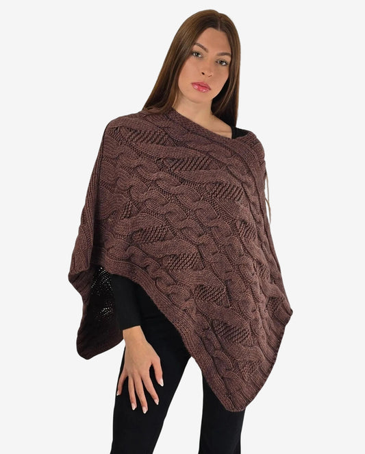 Poncho marrone lavorato a maglia con motivo a trecce indossato da una modella.