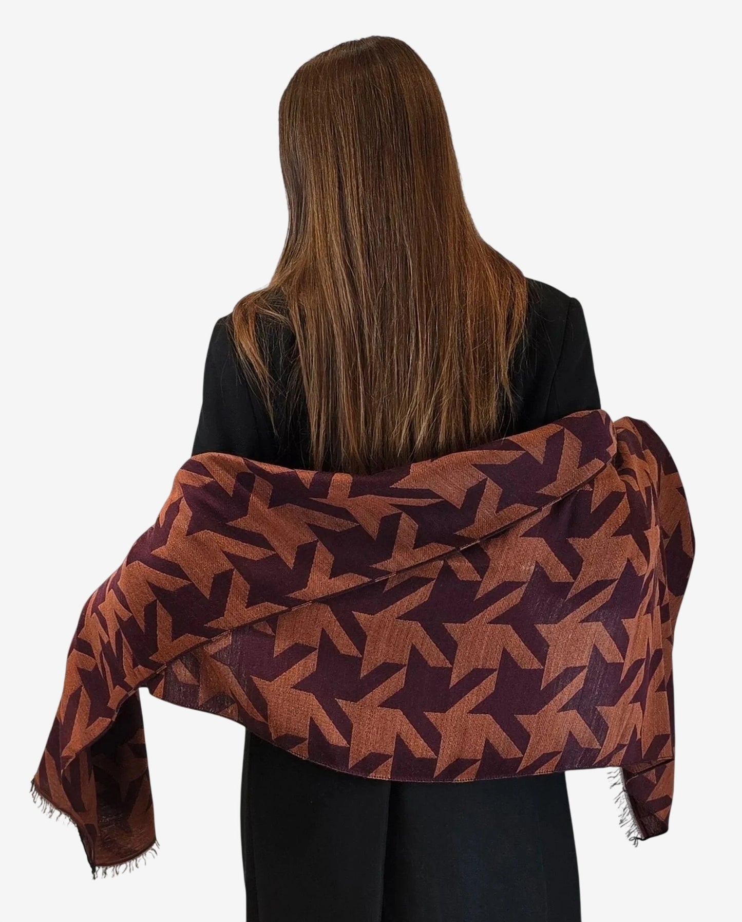 Sciarpa da donna in lana con fantasia pied de poule nei toni del marrone e bordeaux.