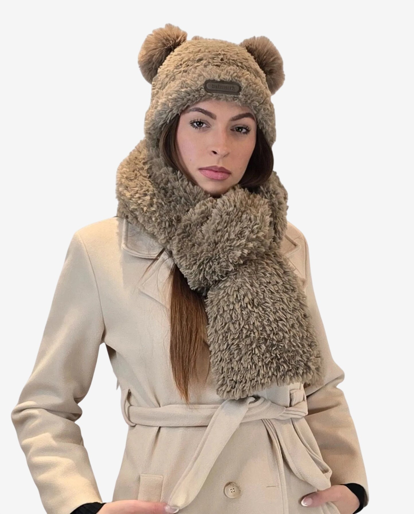 Modella indossa un set coordinato di sciarpa e cappello color tortora in morbido tessuto invernale.