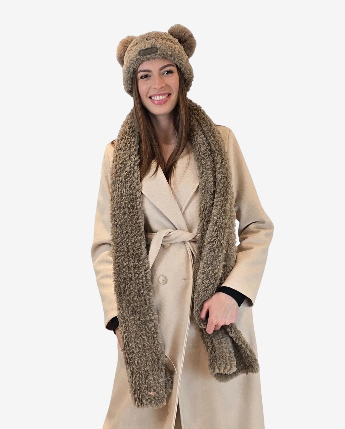 Donna che indossa un set coordinato composto da sciarpa e cappello color tortora in tessuto caldo.