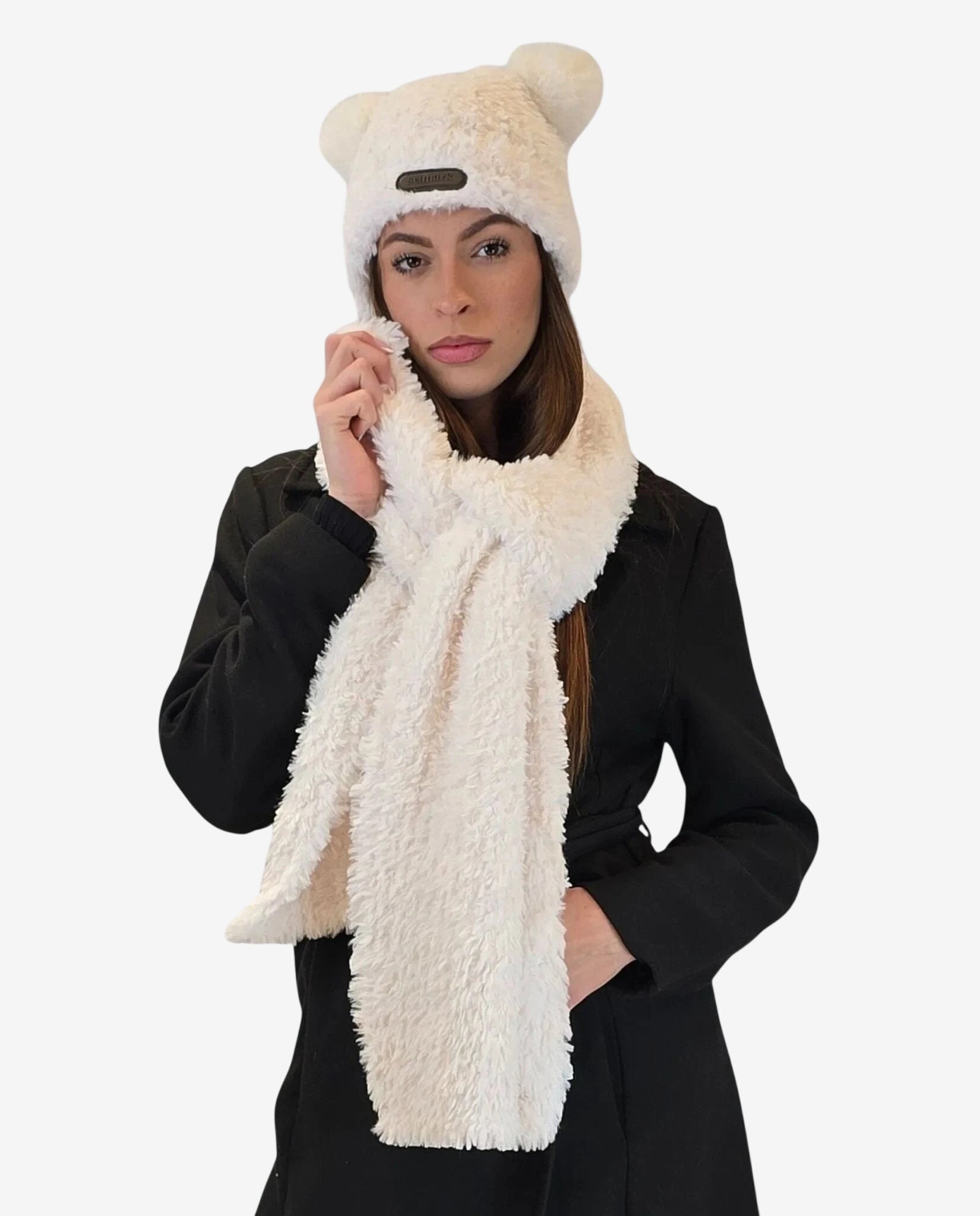 Set coordinato da donna composto da sciarpa e cappello bianco latte in morbido tessuto invernale.